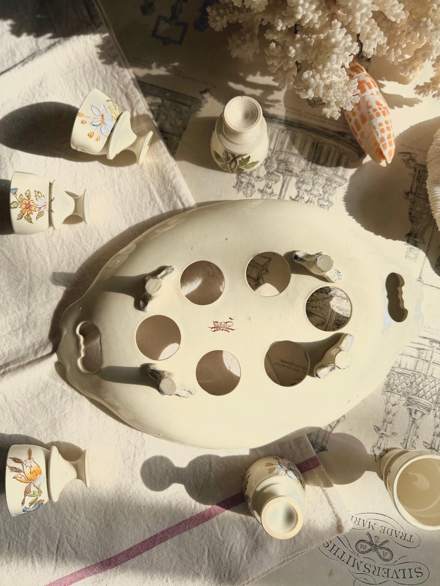 Serviteur à œufs en terre de fer de polychromie