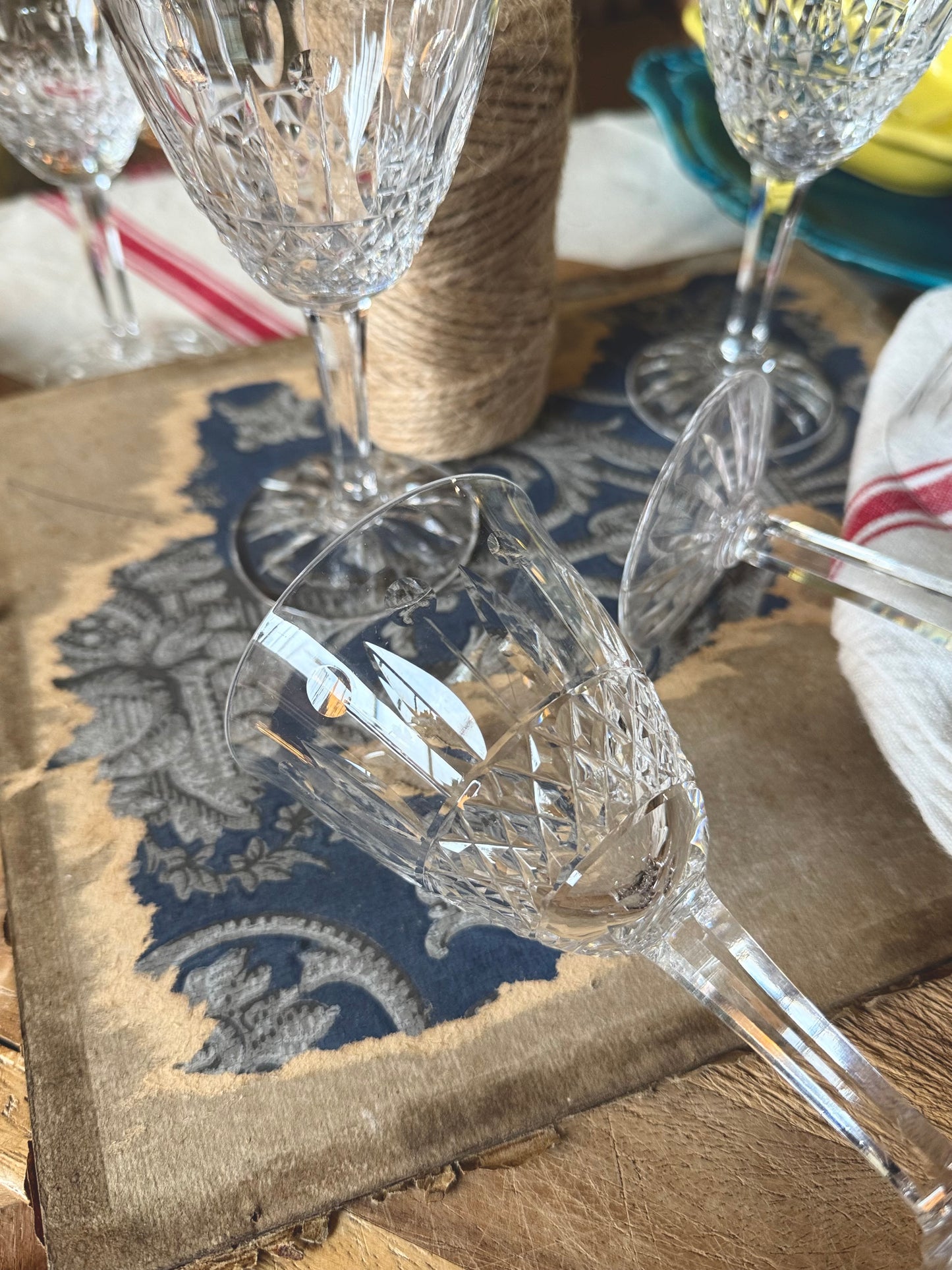 Verres à vin blanc en cristal taillé