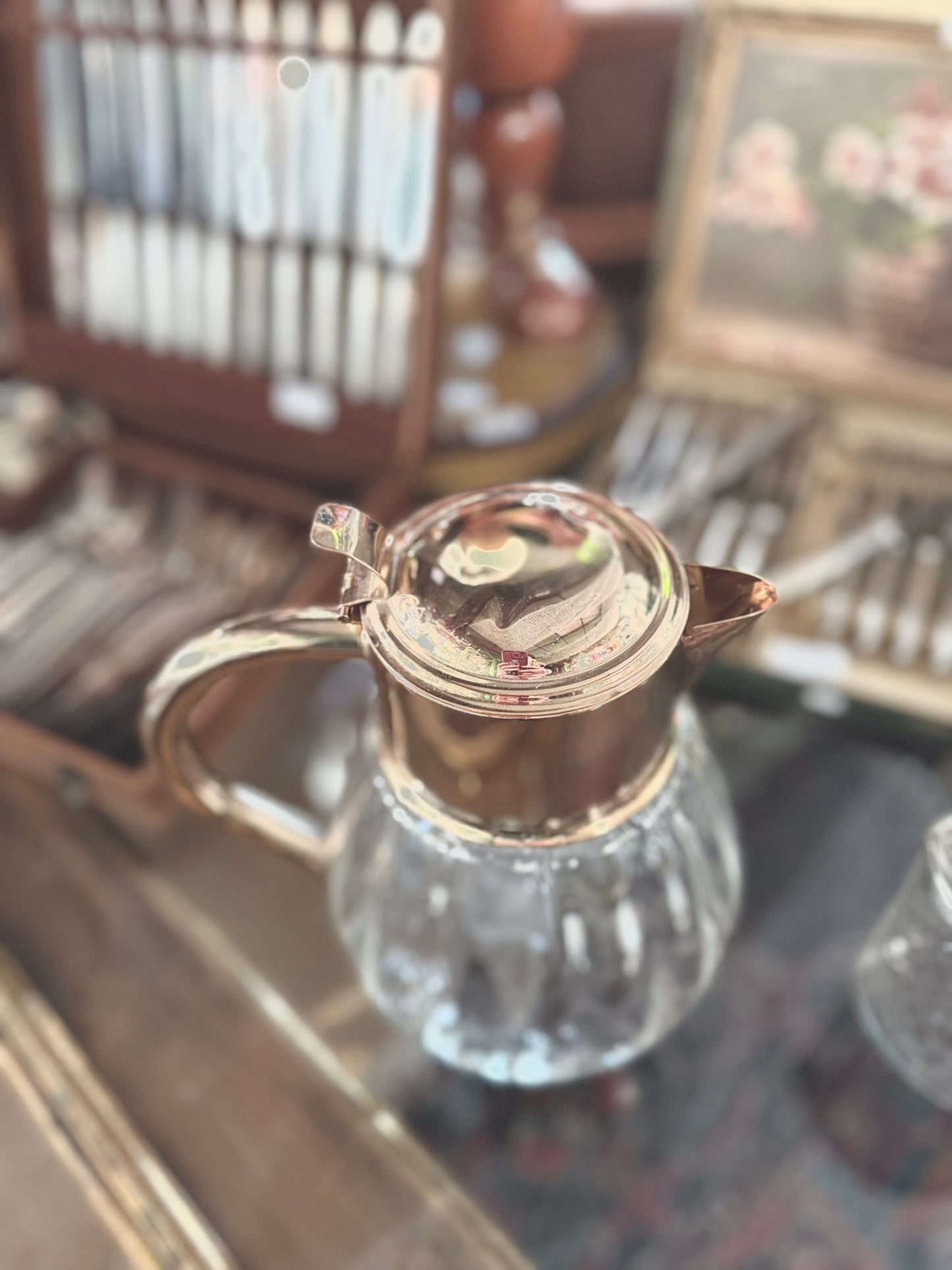 Broc vintage en cristal et métal doré