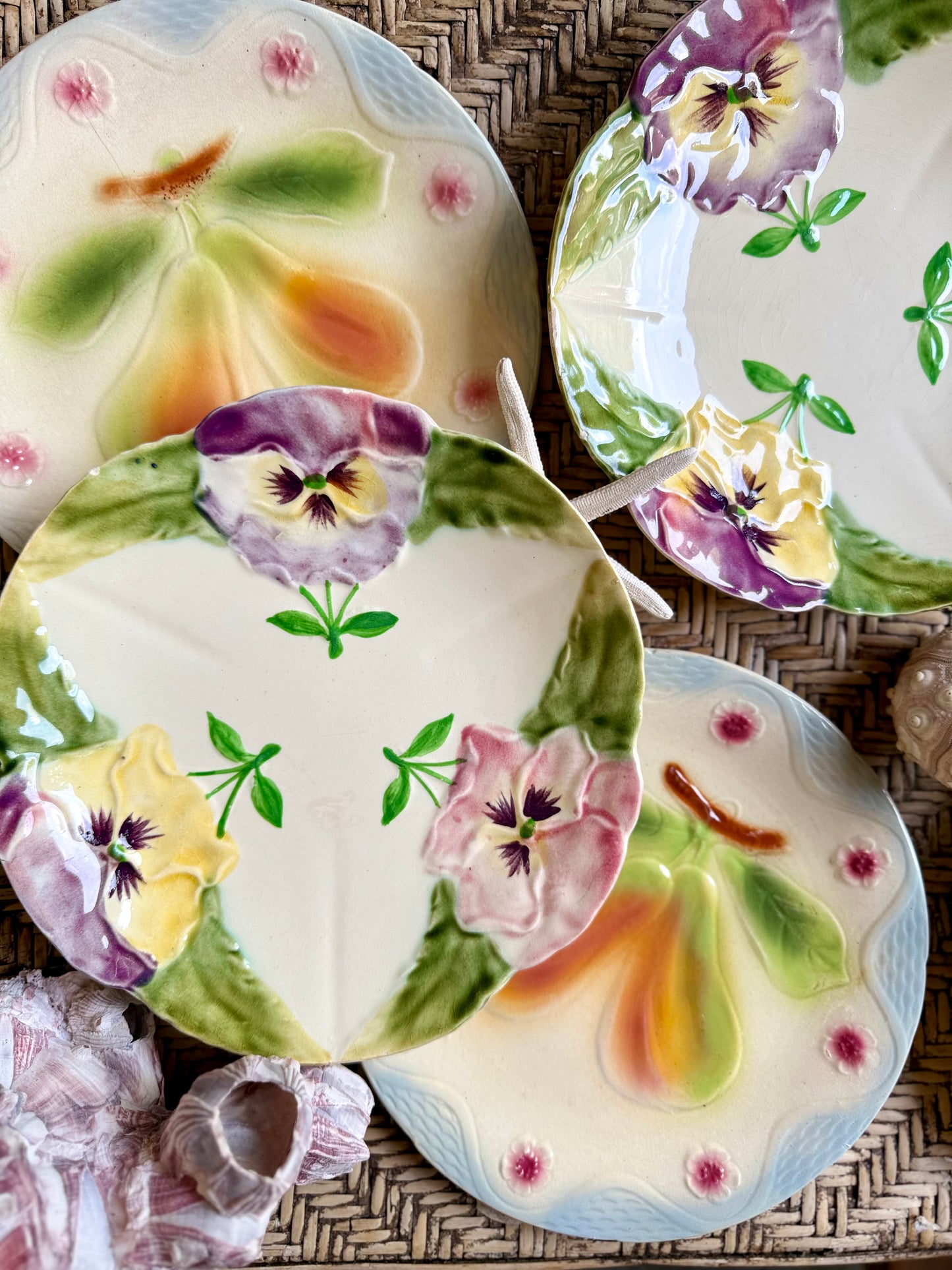Mix de six assiettes en barbotine, art nouveau.