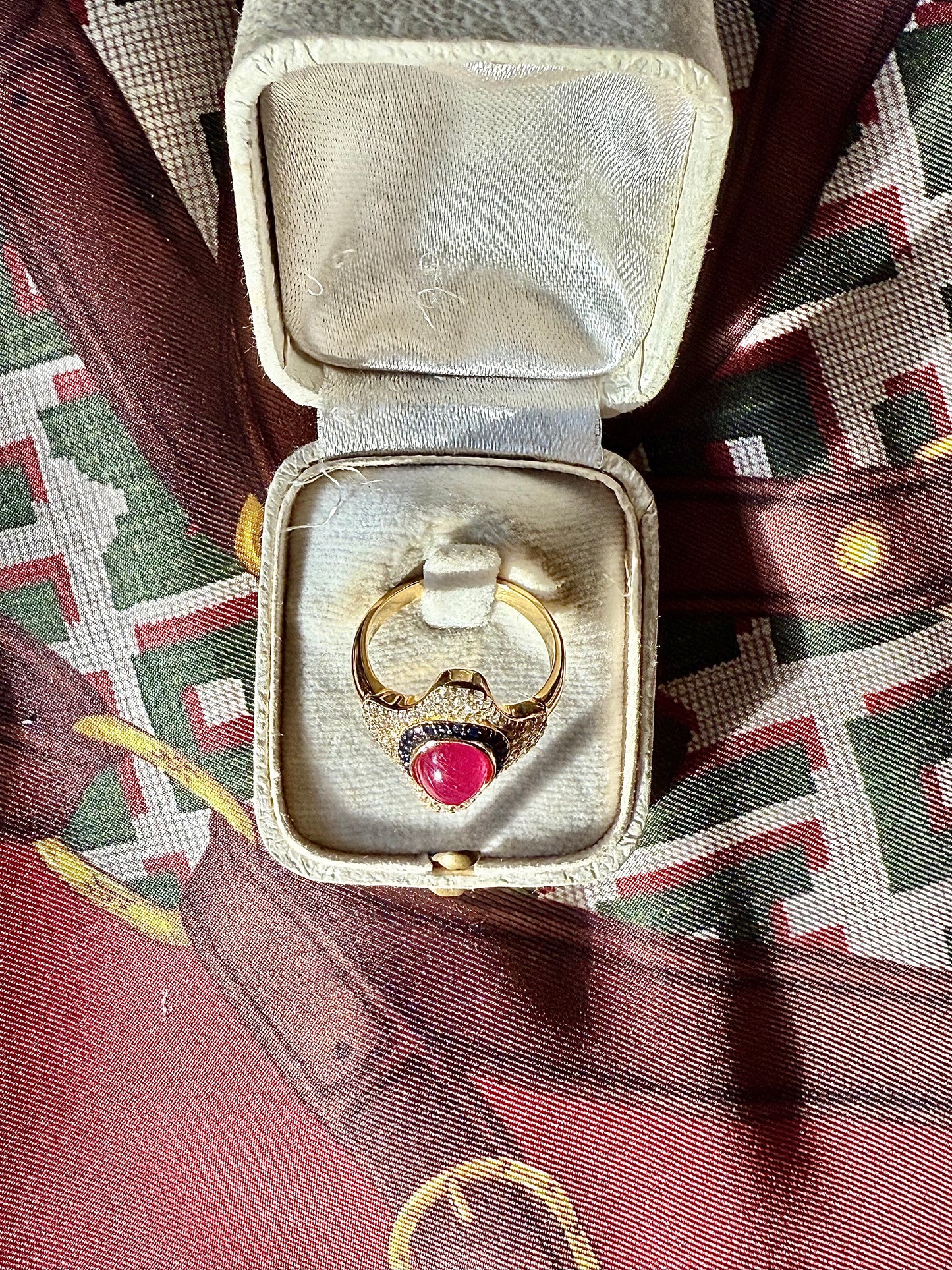 Bague moderne en vermeil et rubis.