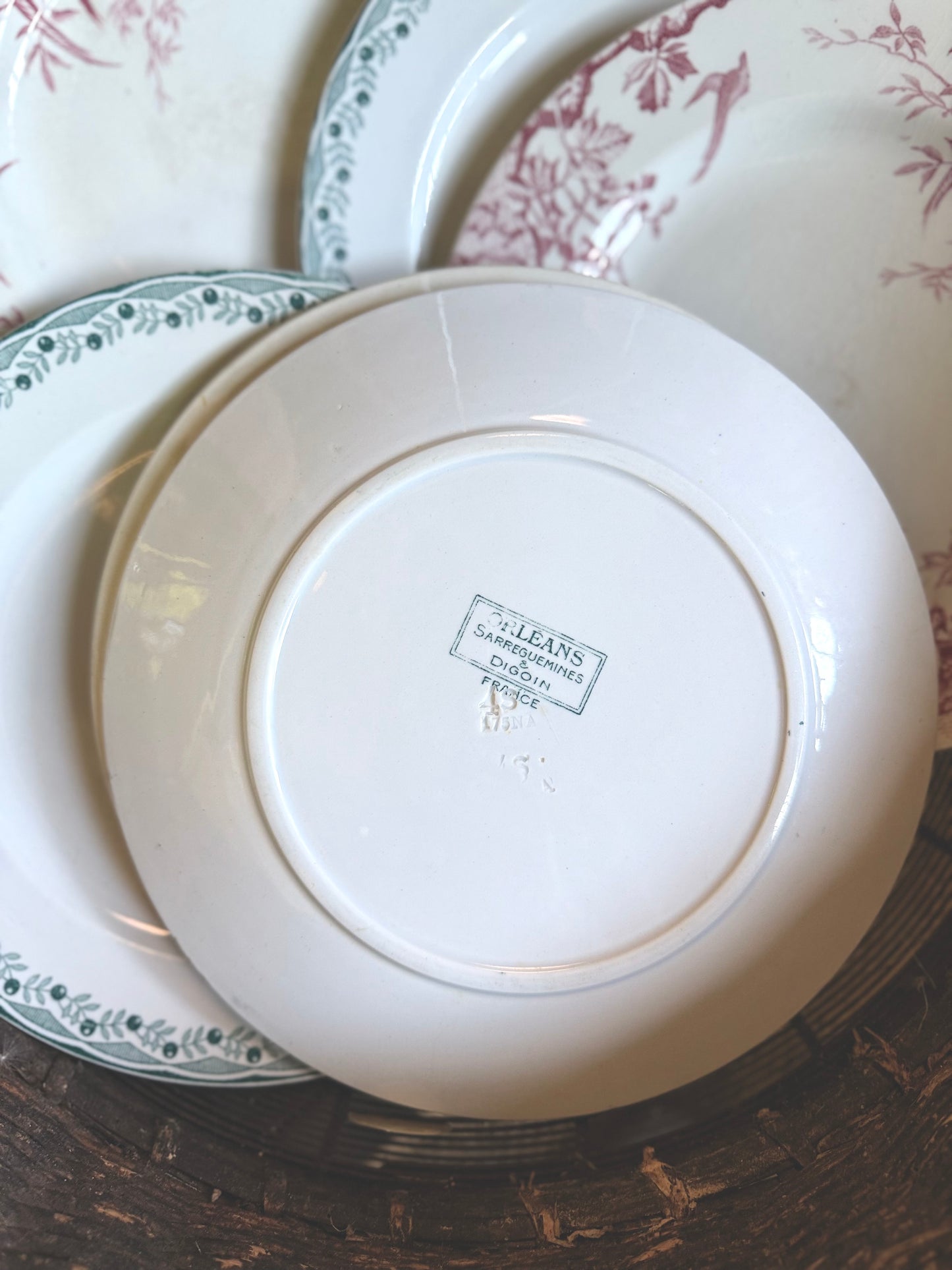 6 assiettes plates en terre de fer, luneville et Sarreguemines