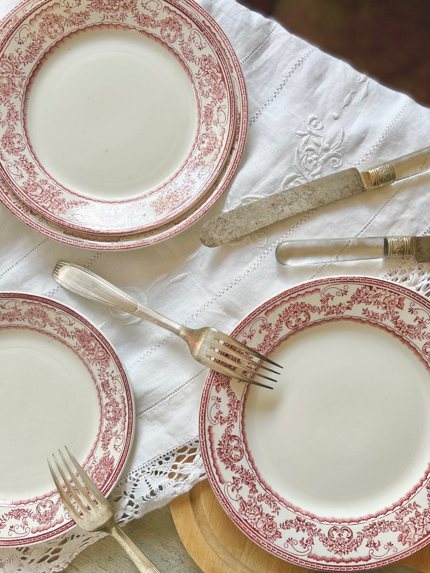 Assiettes creuses rose en terre de fer