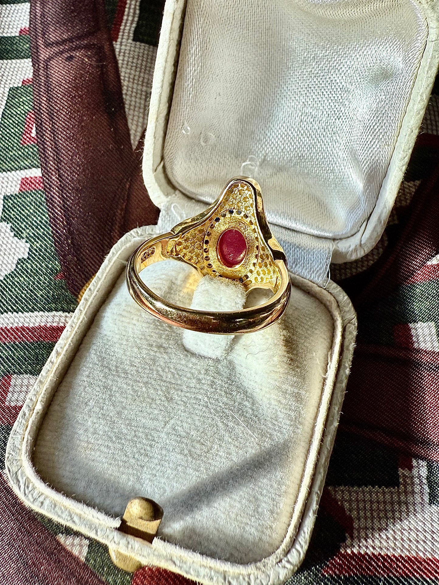 Bague moderne en vermeil et rubis.
