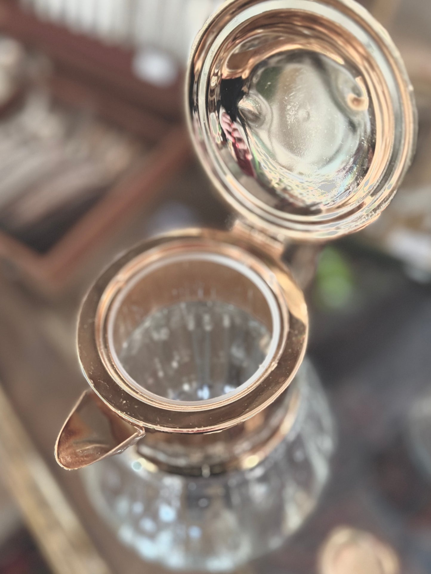 Broc vintage en cristal et métal doré