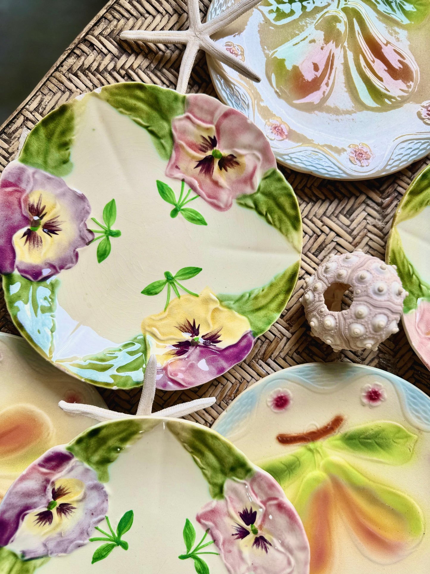 Mix de six assiettes en barbotine, art nouveau.
