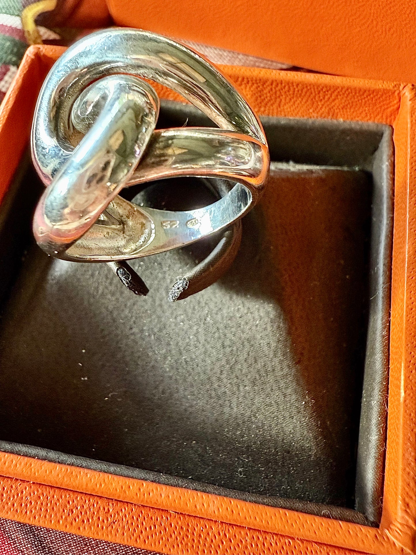 Bague en argent, forme de noeud