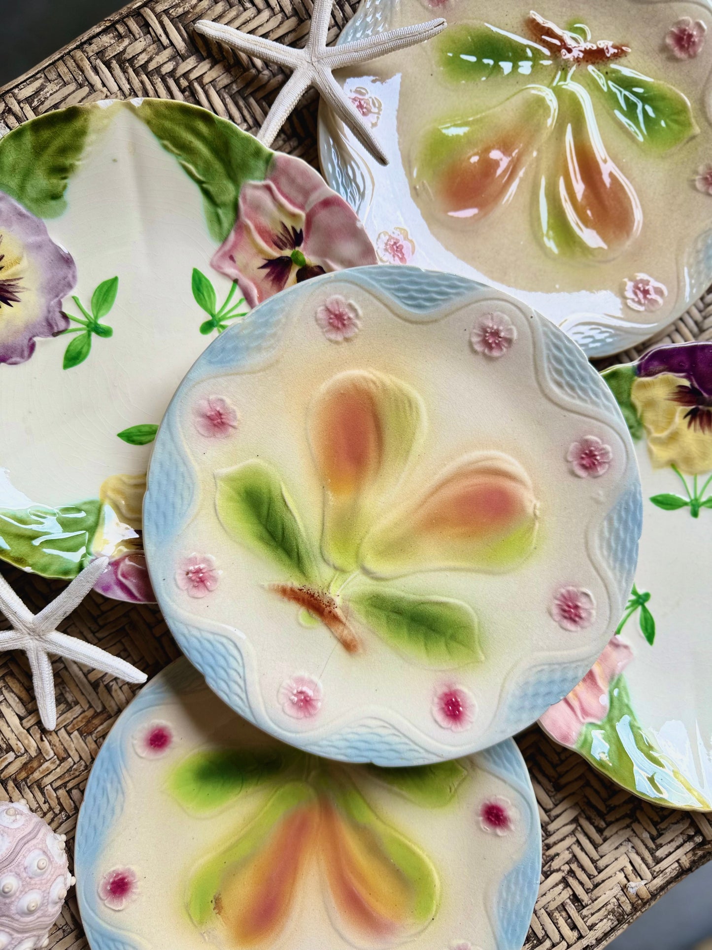 Mix de six assiettes en barbotine, art nouveau.