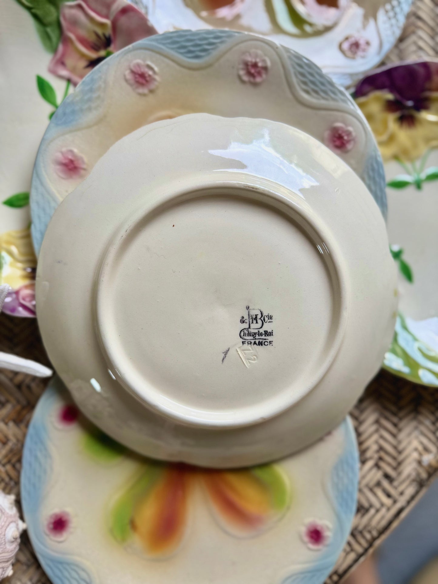 Mix de six assiettes en barbotine, art nouveau.