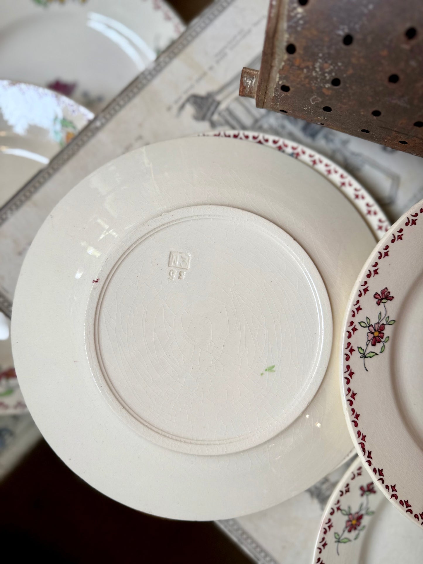 12 petites assiettes en faïence de Gien