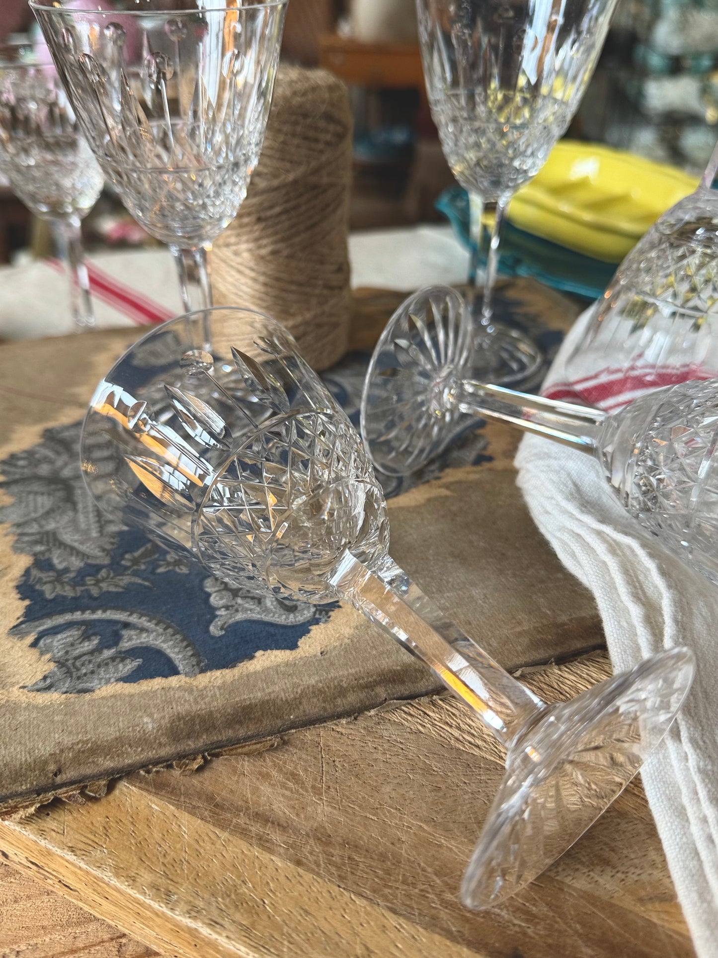 Verres à vin blanc en cristal taillé