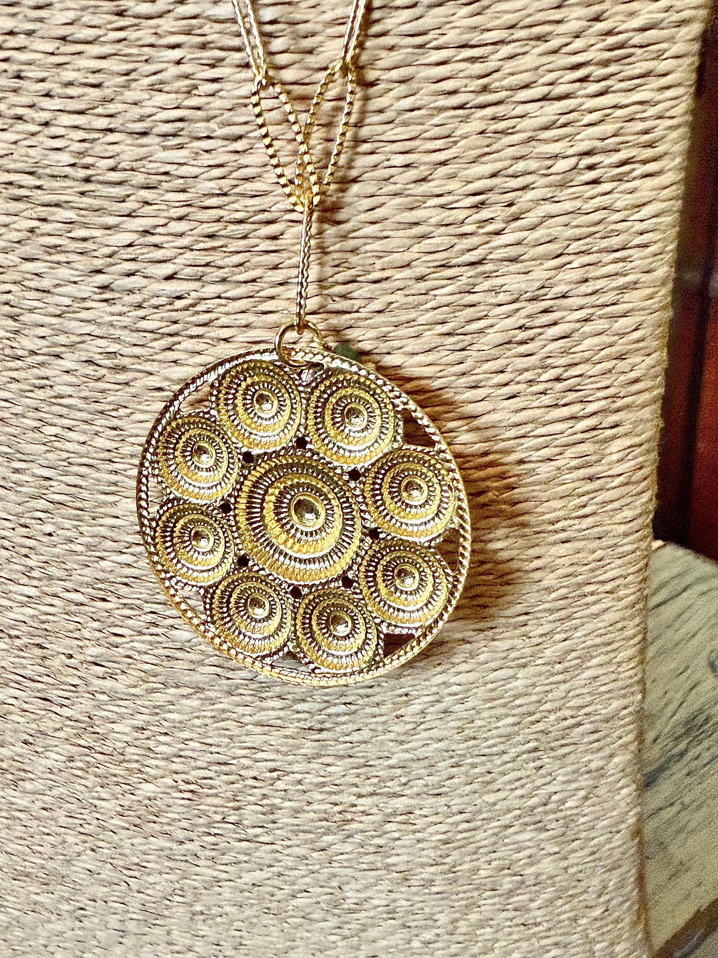 Sautoir coquillages en plaqué or et jade.