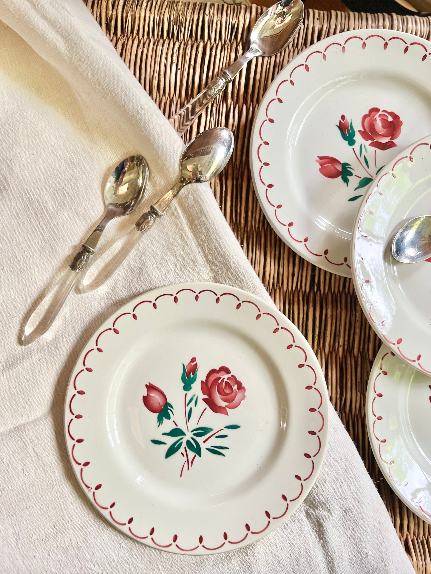 12 petites assiettes Badonviller, faïence