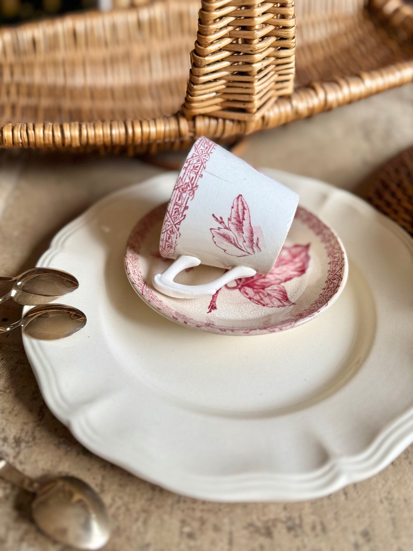 Tasse et sous-tasse, terre de fer rose, Choisy Le Roi