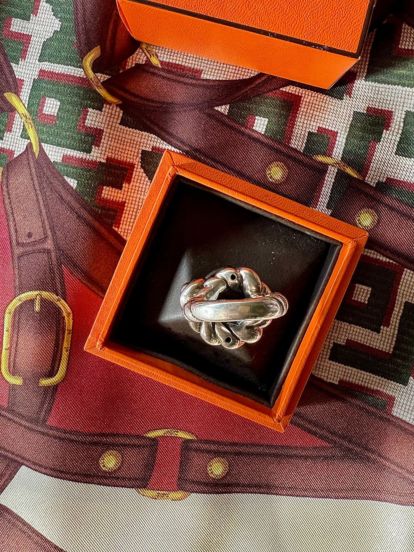 Anillo de hilo de plata