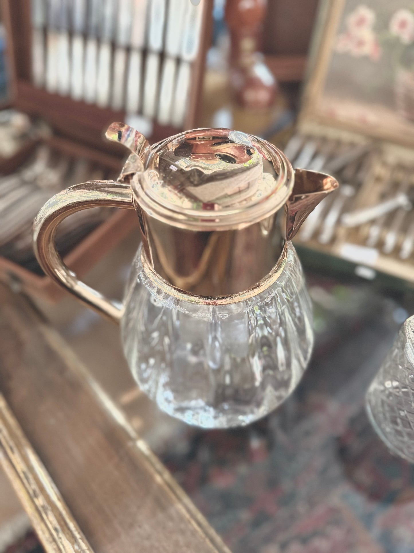 Broc vintage en cristal et métal doré