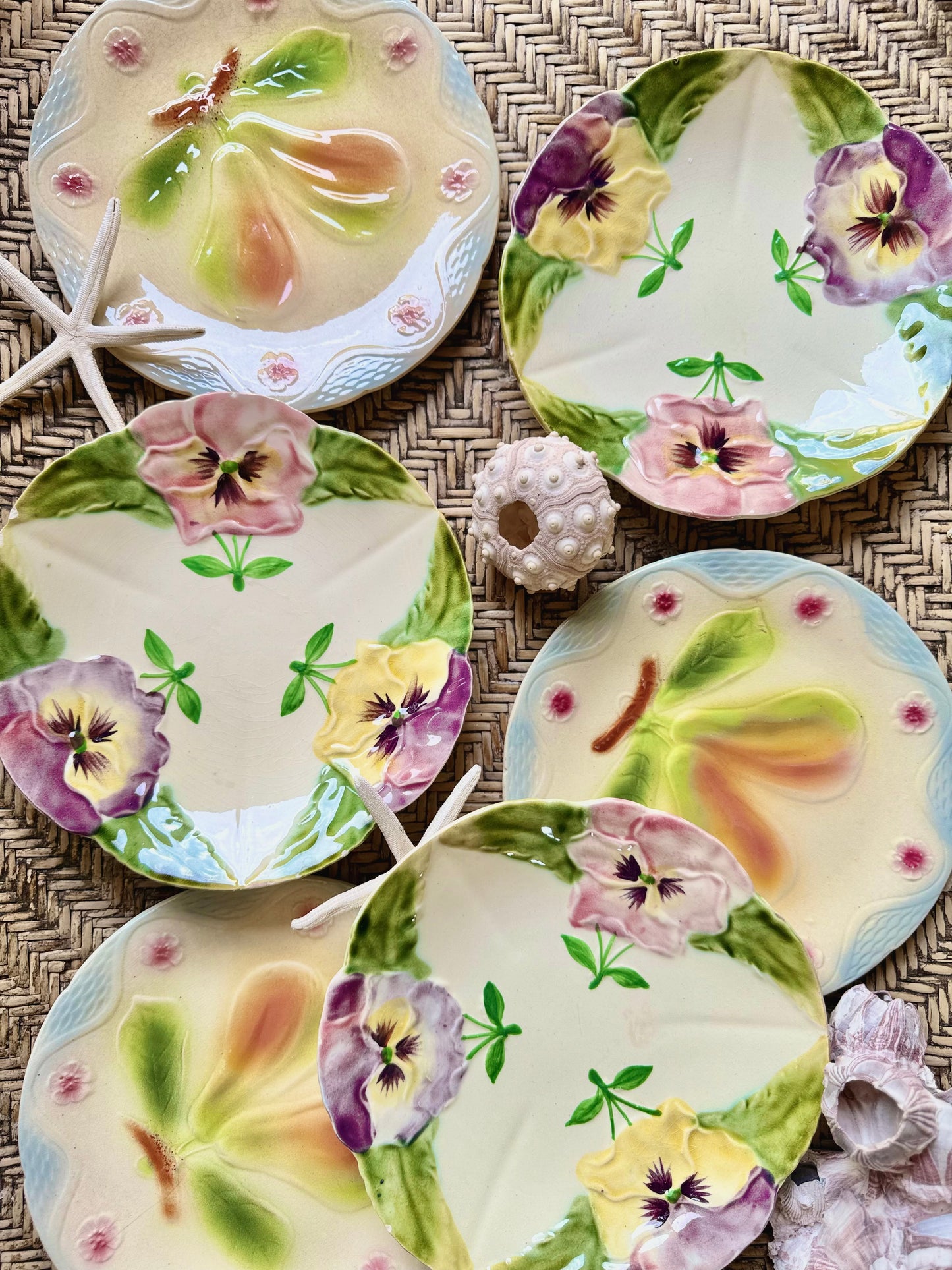 Mix de six assiettes en barbotine, art nouveau.