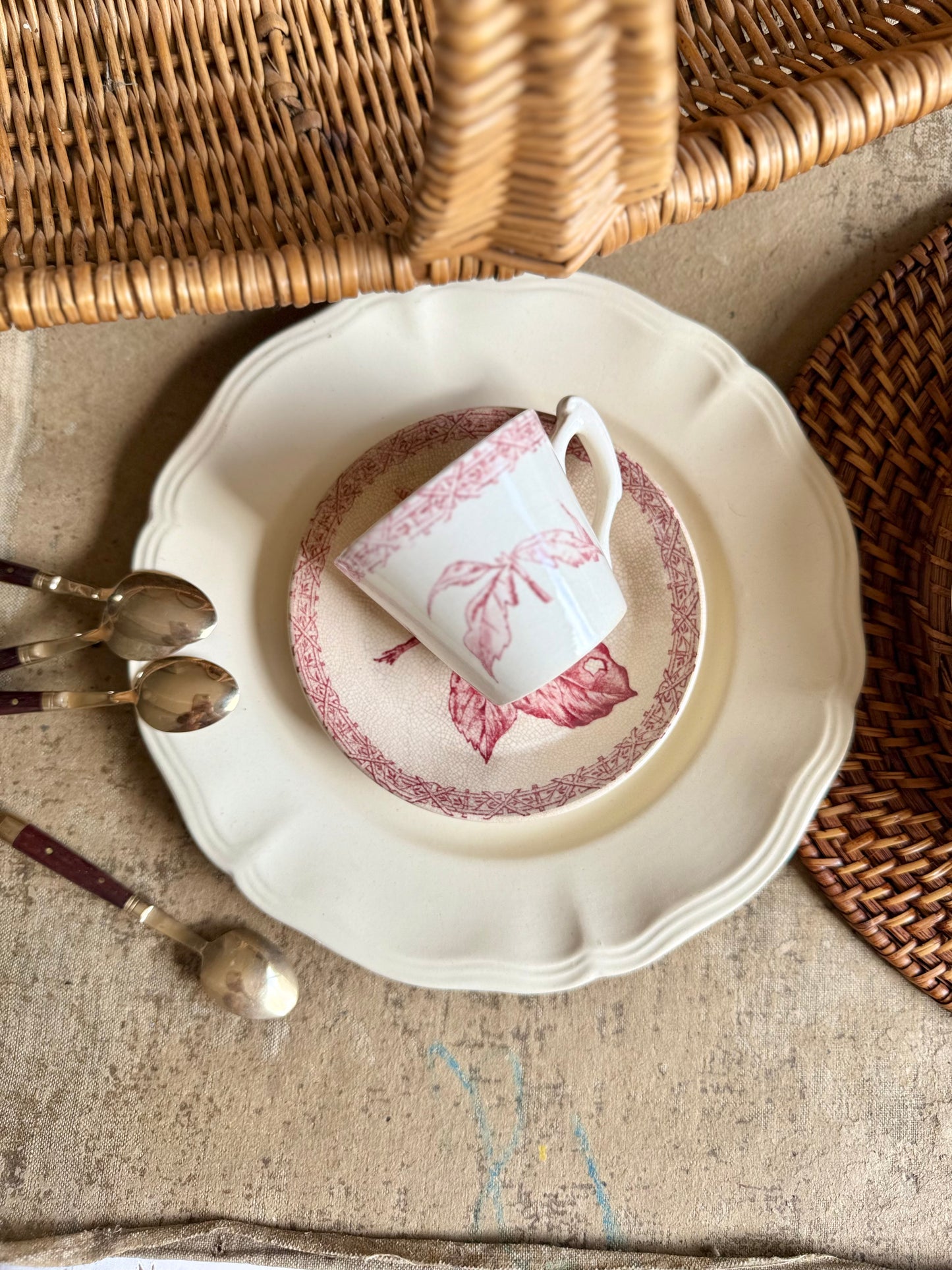 Tasse et sous-tasse, terre de fer rose, Choisy Le Roi