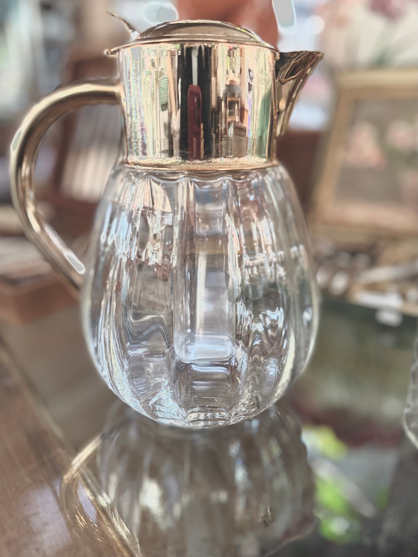 Broc vintage en cristal et métal doré