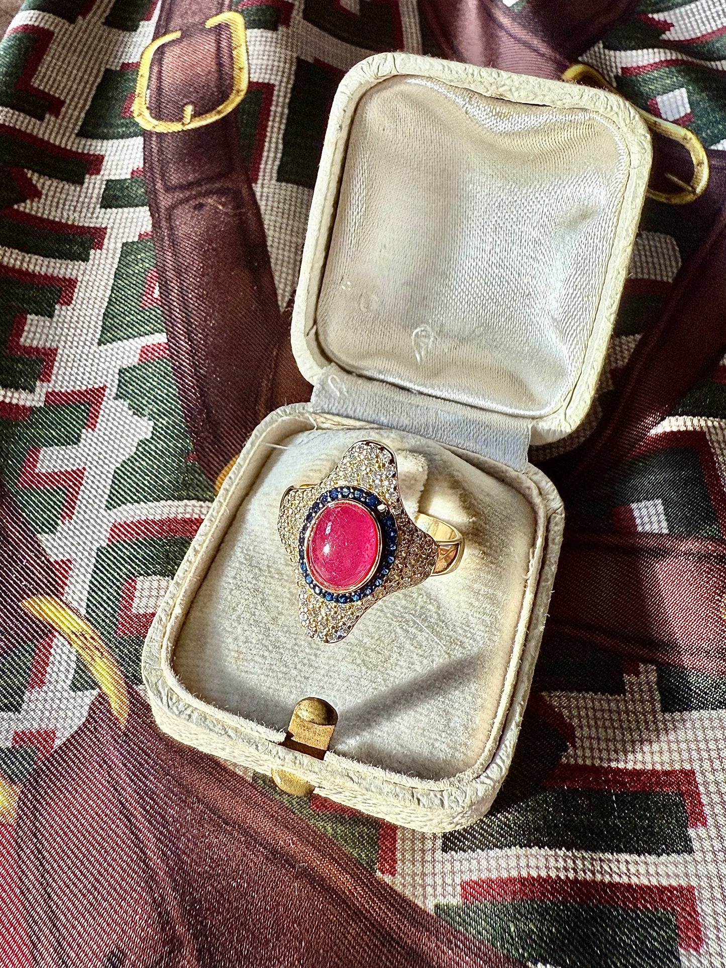 Bague moderne en vermeil et rubis.
