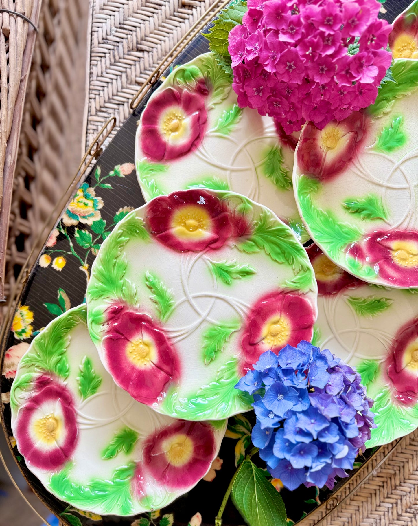 6 assiettes en barbotine art nouveau
