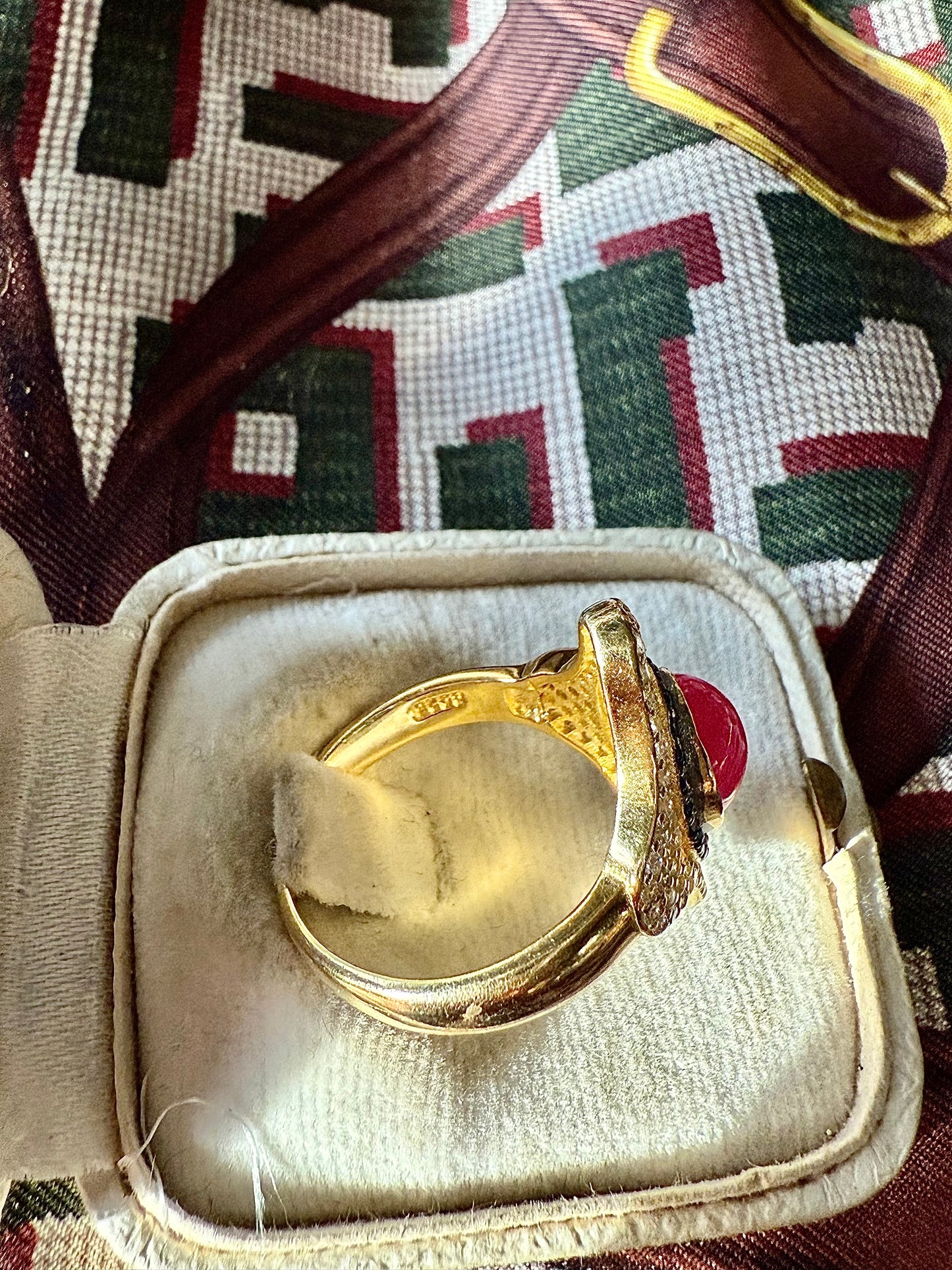 Bague moderne en vermeil et rubis.