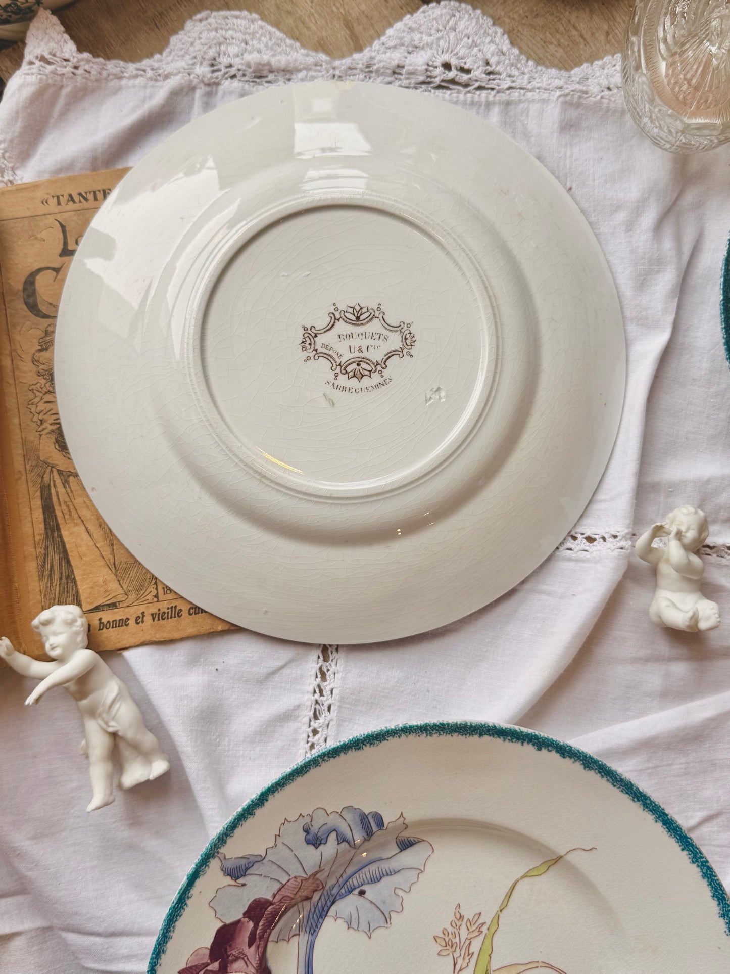 Assiette Sarreguemines trompettes « Bouquets » 1880-1890.