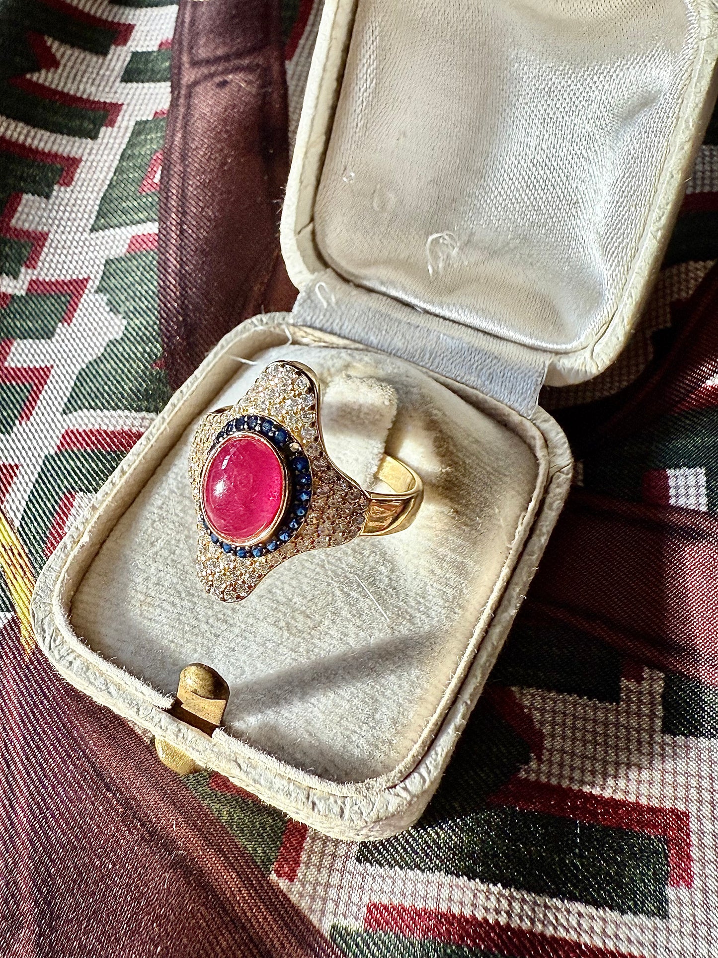 Bague moderne en vermeil et rubis.