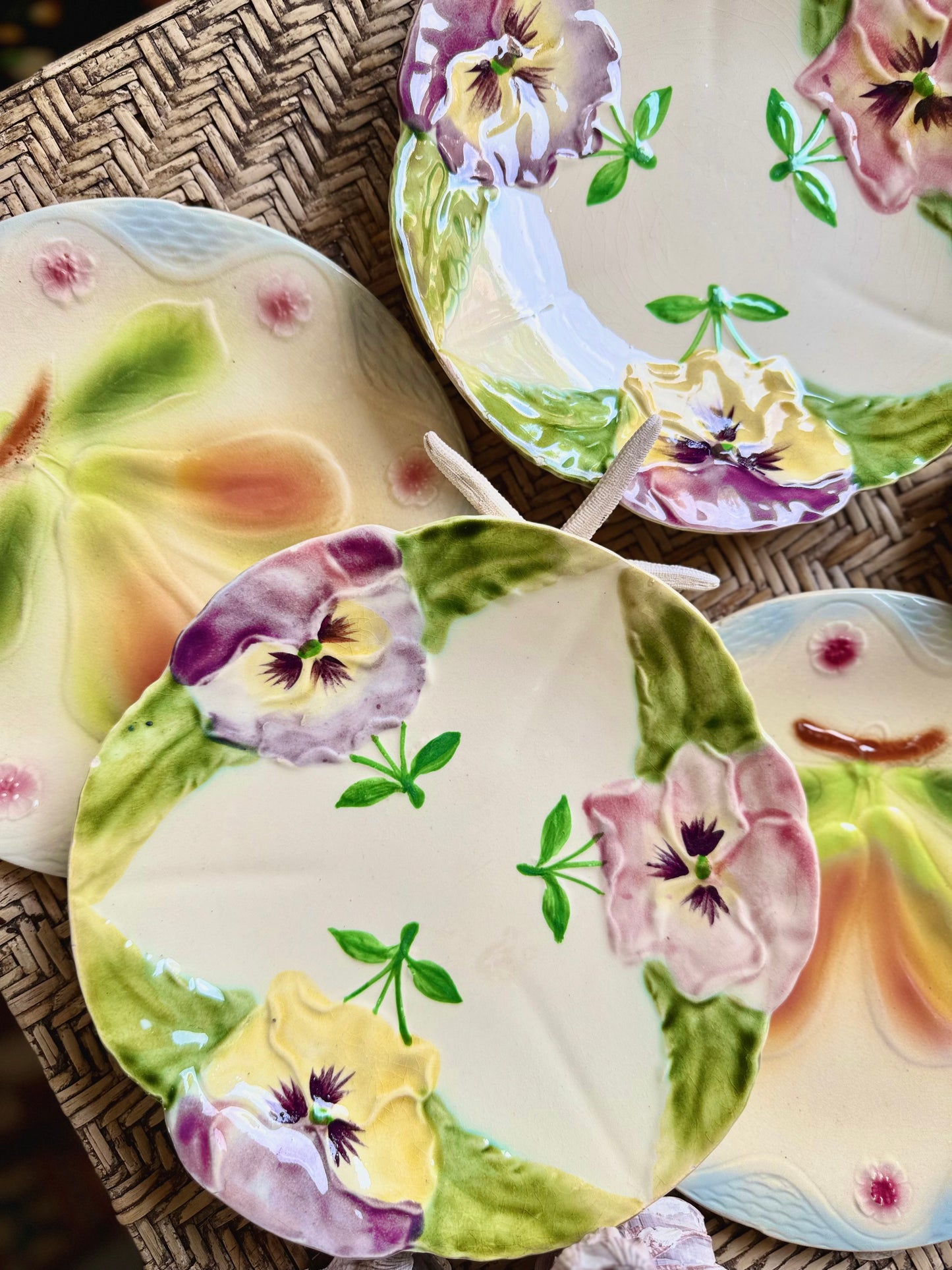 Mix de six assiettes en barbotine, art nouveau.