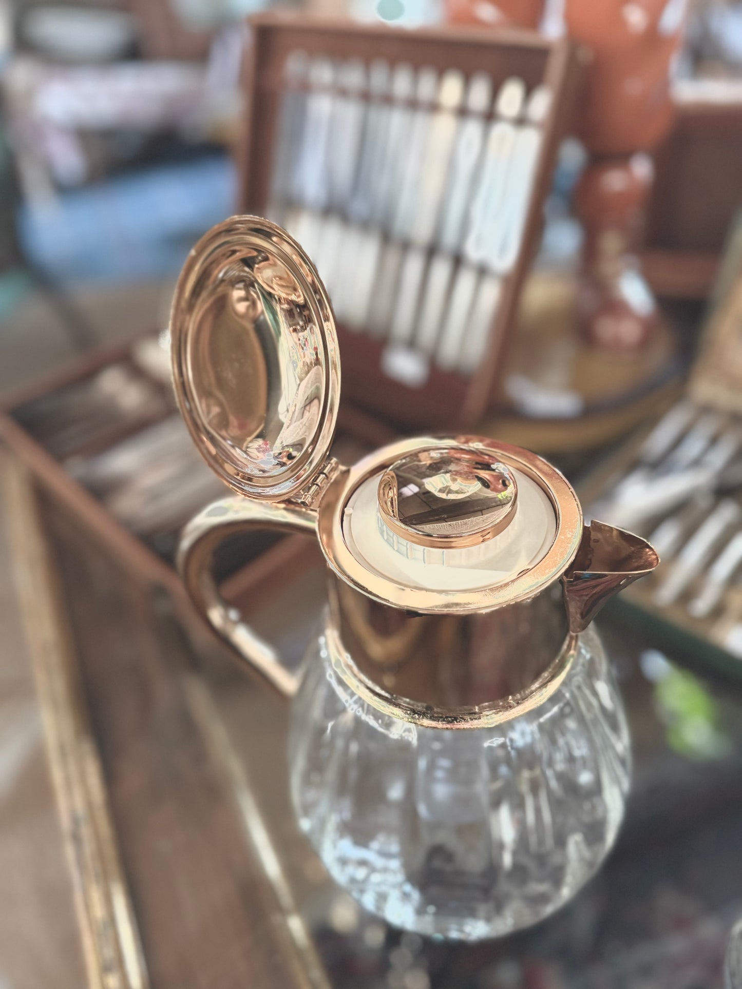 Broc vintage en cristal et métal doré