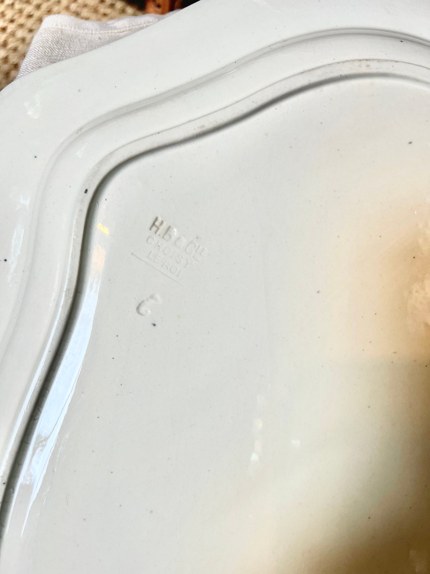 Plat Choisy Le Roi en terre de fer.