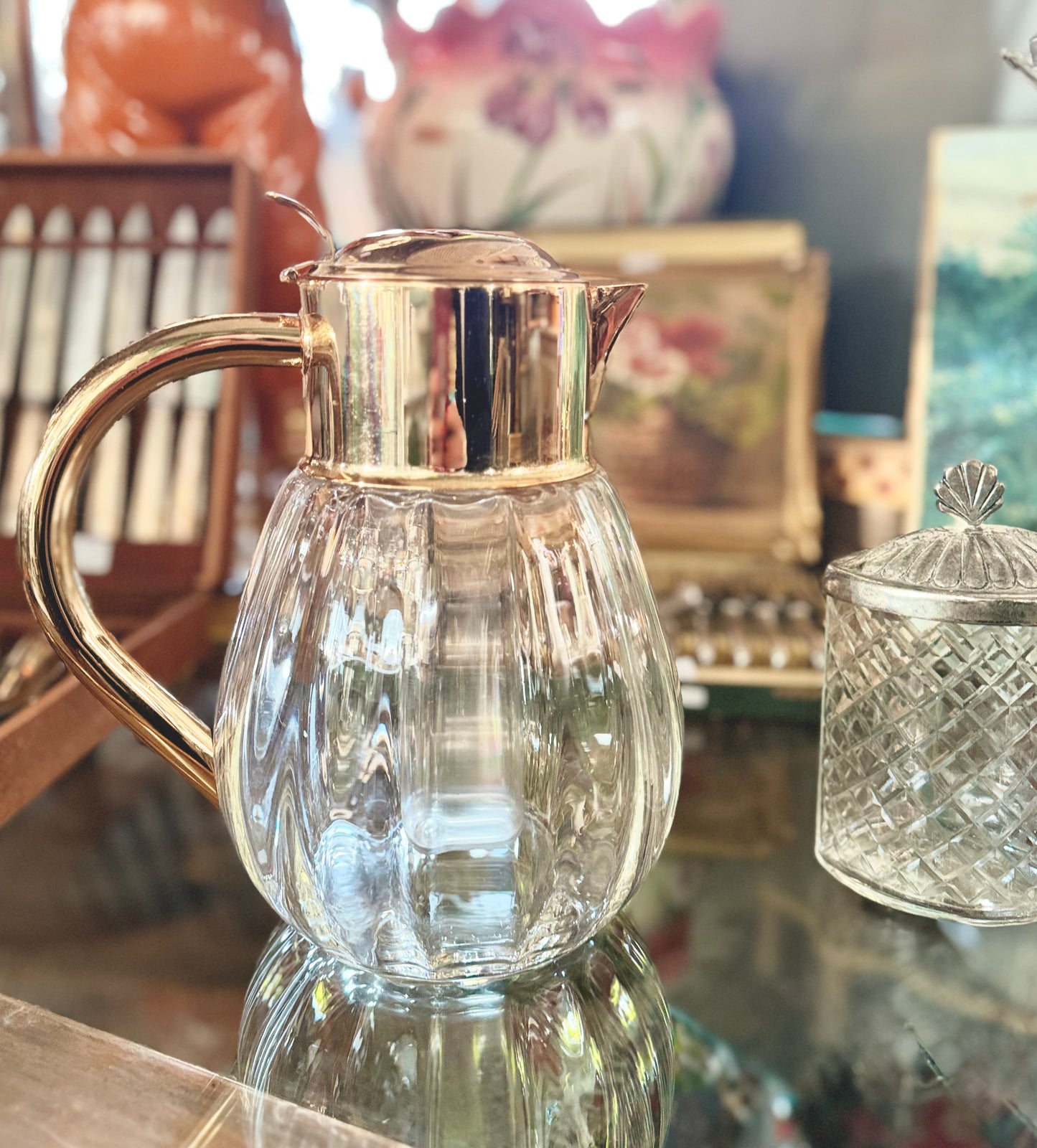 Broc vintage en cristal et métal doré