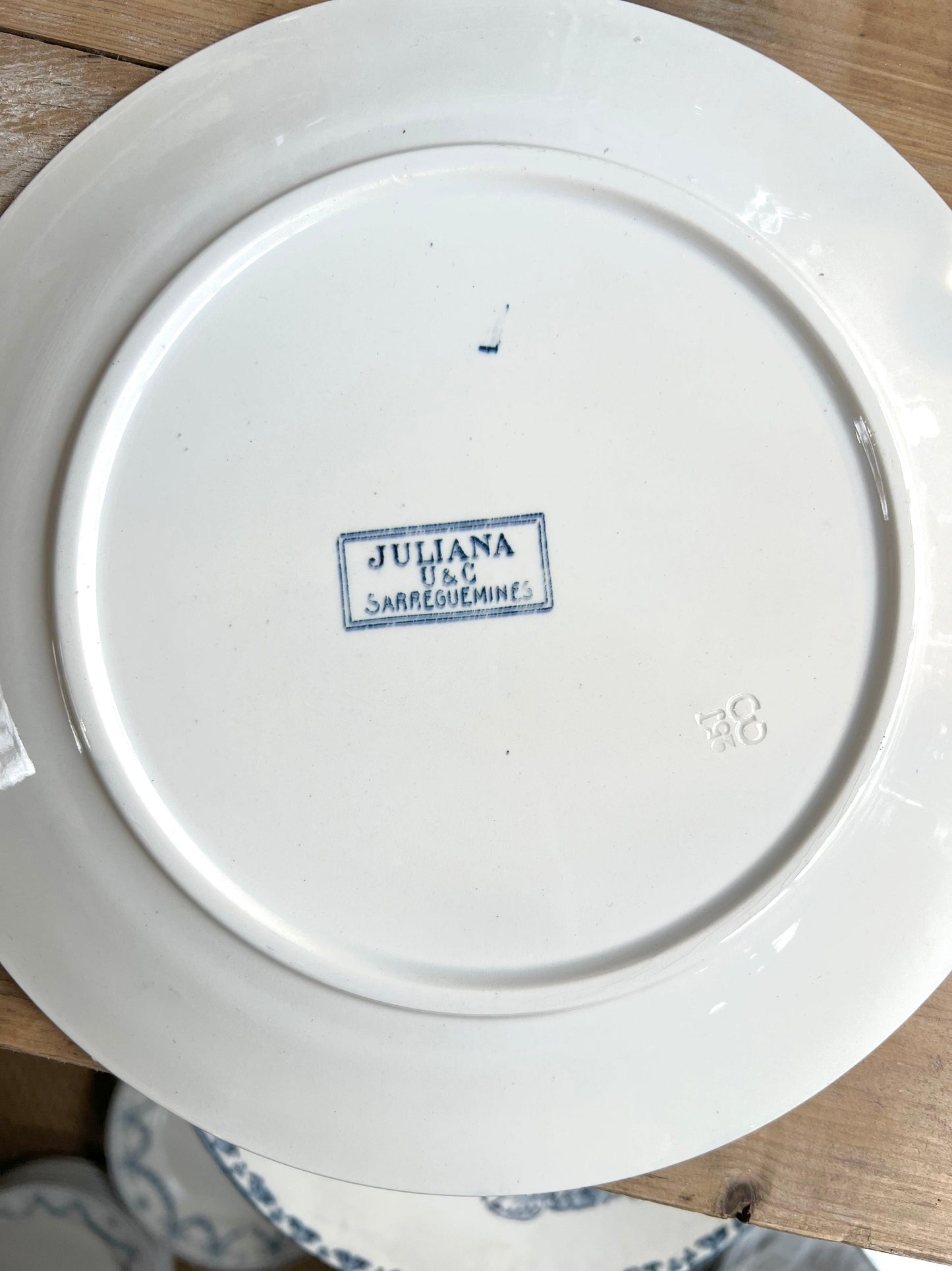 Petites assiettes de Sarreguemines en terre de fer. - Le boudoir luxe de Solenn