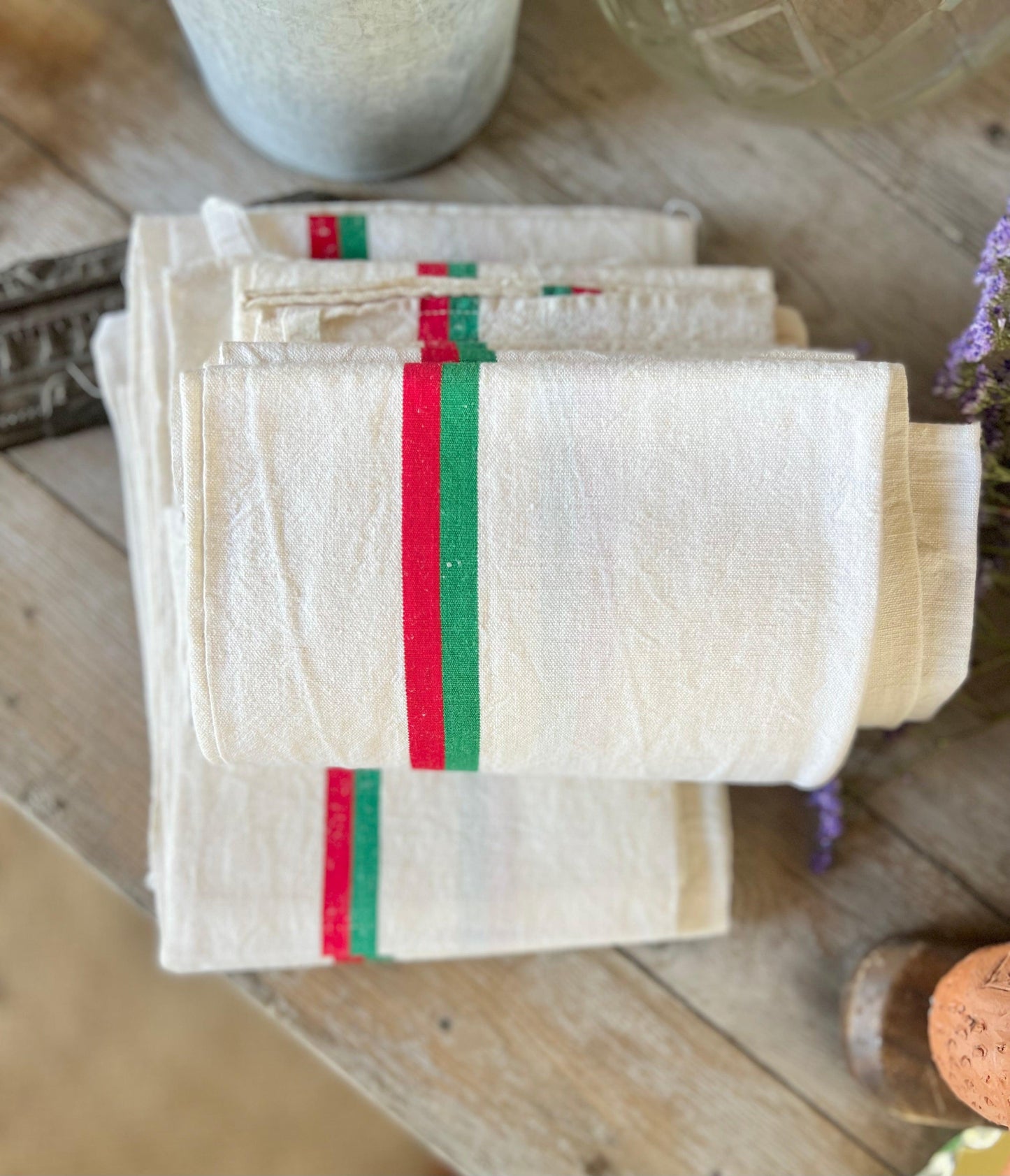 Torchons anciens en lin et coton. Vert et rouge. - Le boudoir luxe de Solenn