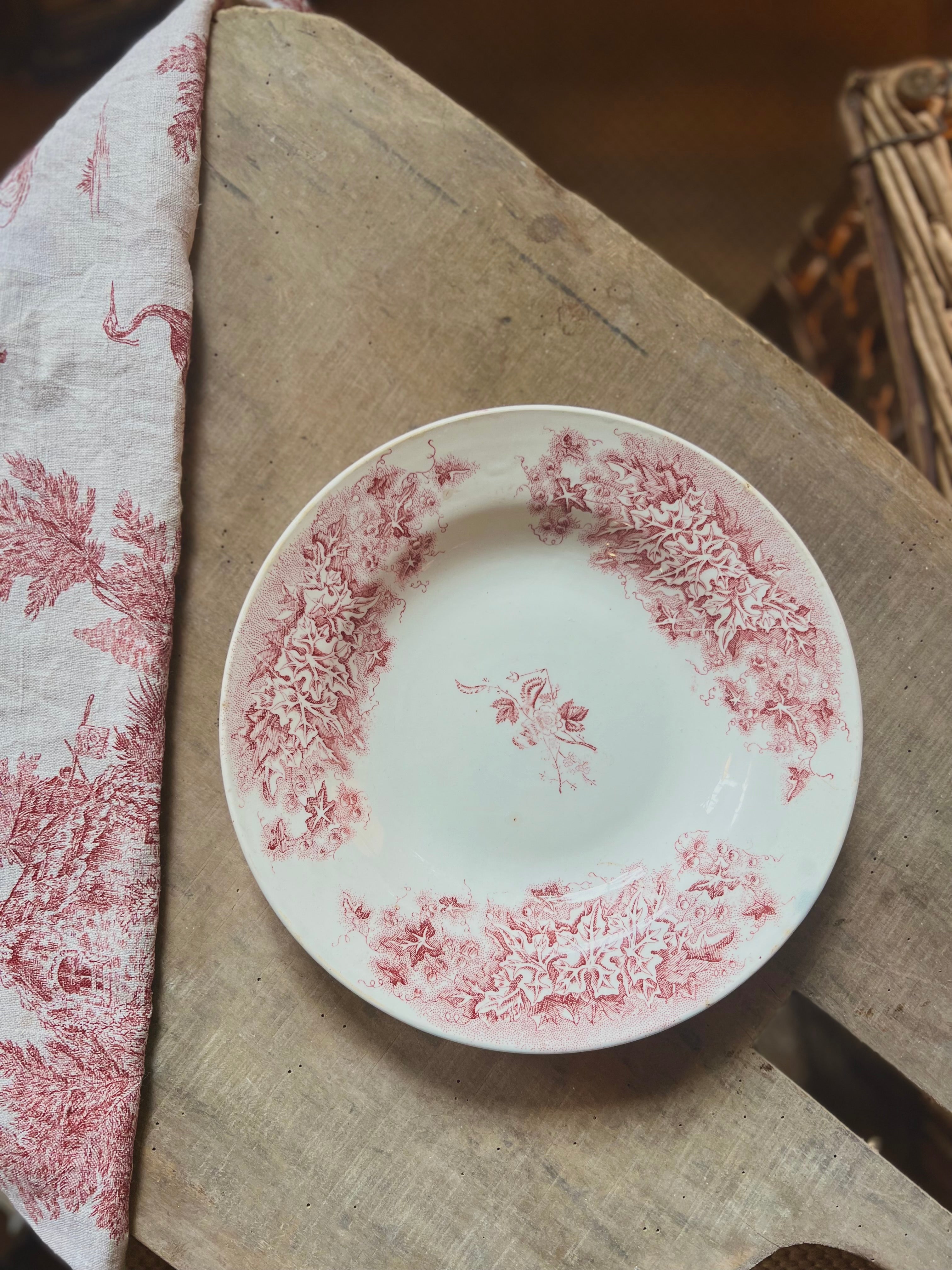 Plat creux en faïence de Grigny, terre de fer - Le boudoir luxe de Solenn