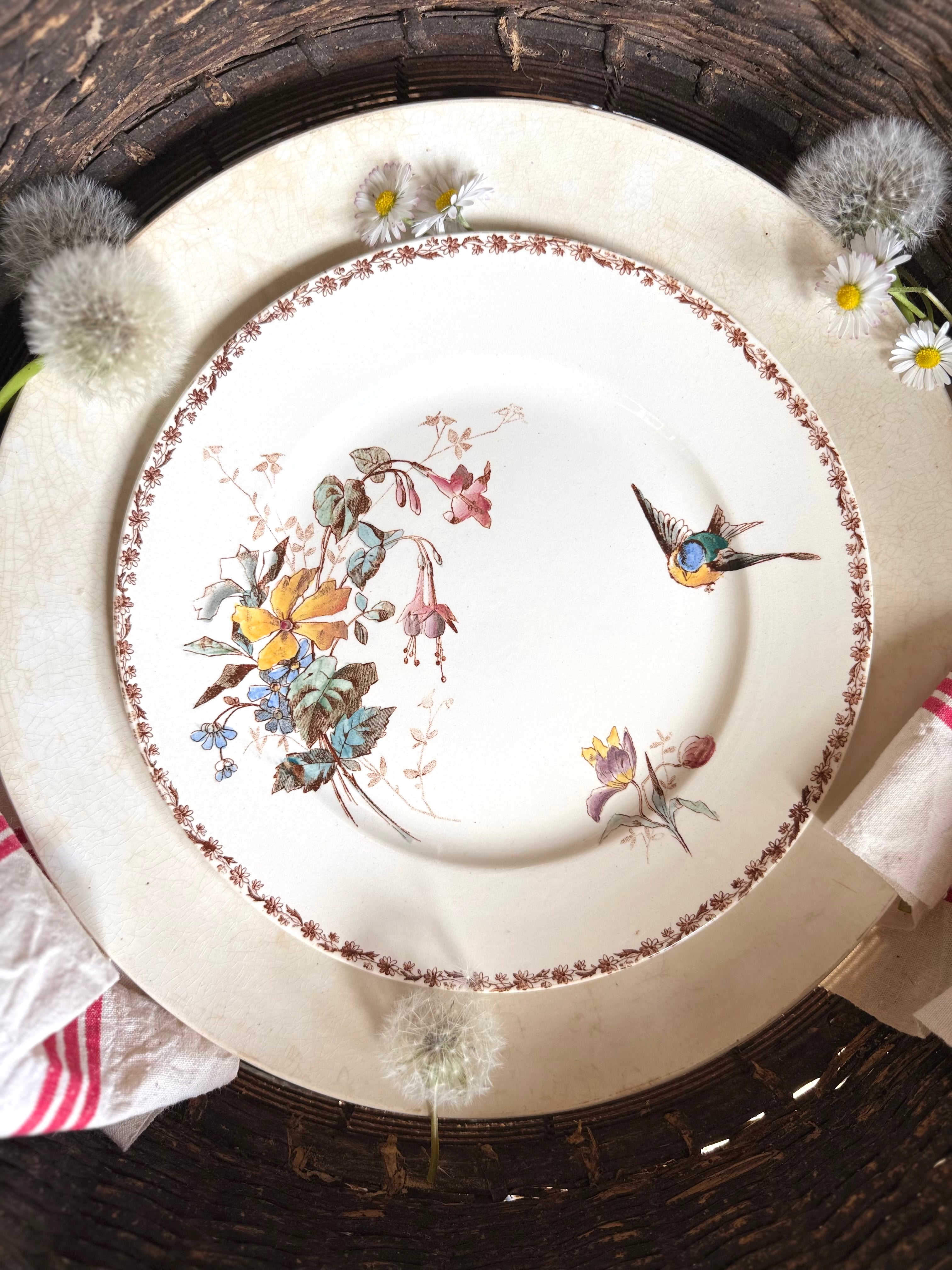 Assiette plate (N8) de Choisy Le Roi, polychrome en terre de fer