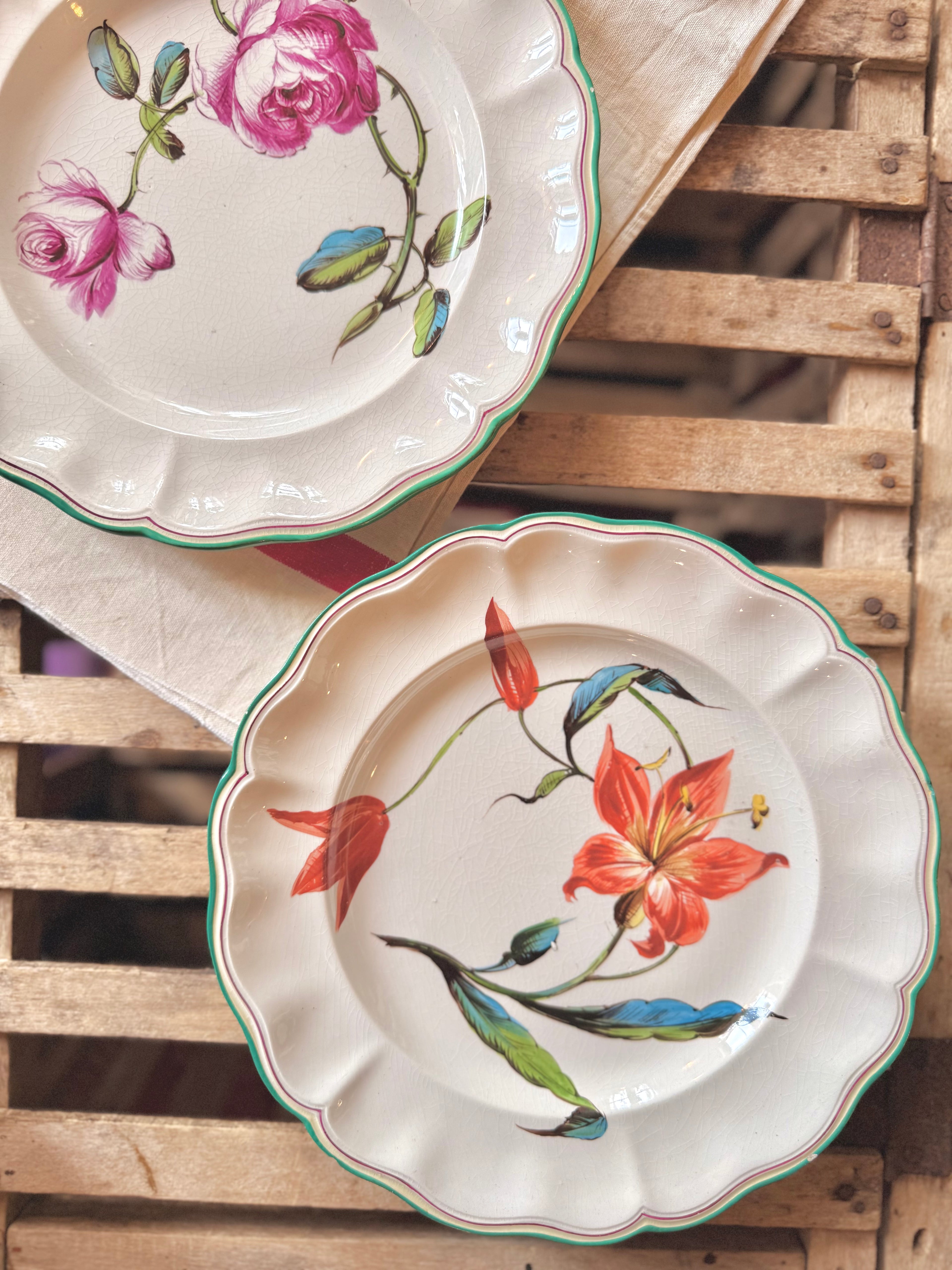 Assiette plate « lys » de Luneville, XIX ème, peinte à la main.