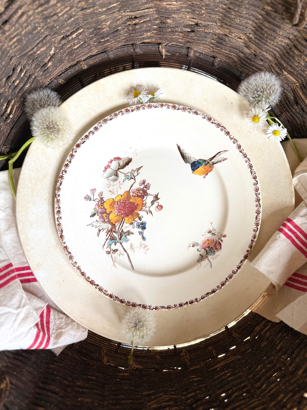 Assiette plate (N2) de Choisy Le Roi, polychrome en terre de fer