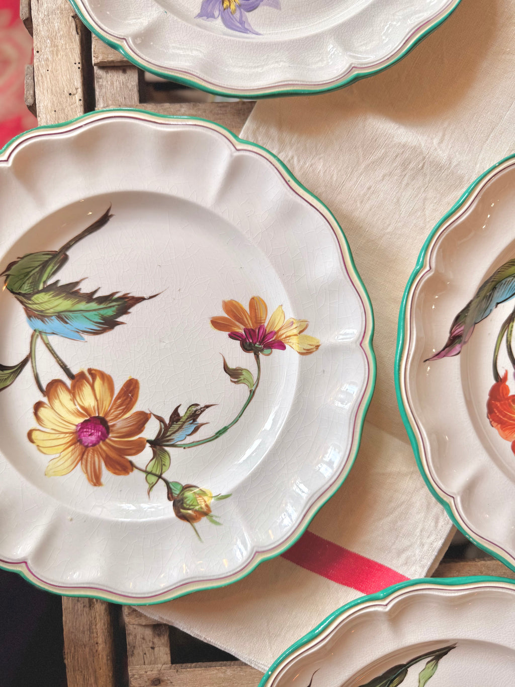 Assiette plate « marguerites » de Luneville, XIX ème, peinte à la main.