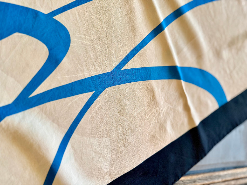 Foulard en soie vintage de Gianfranco Ferre - Le boudoir luxe de Solenn
