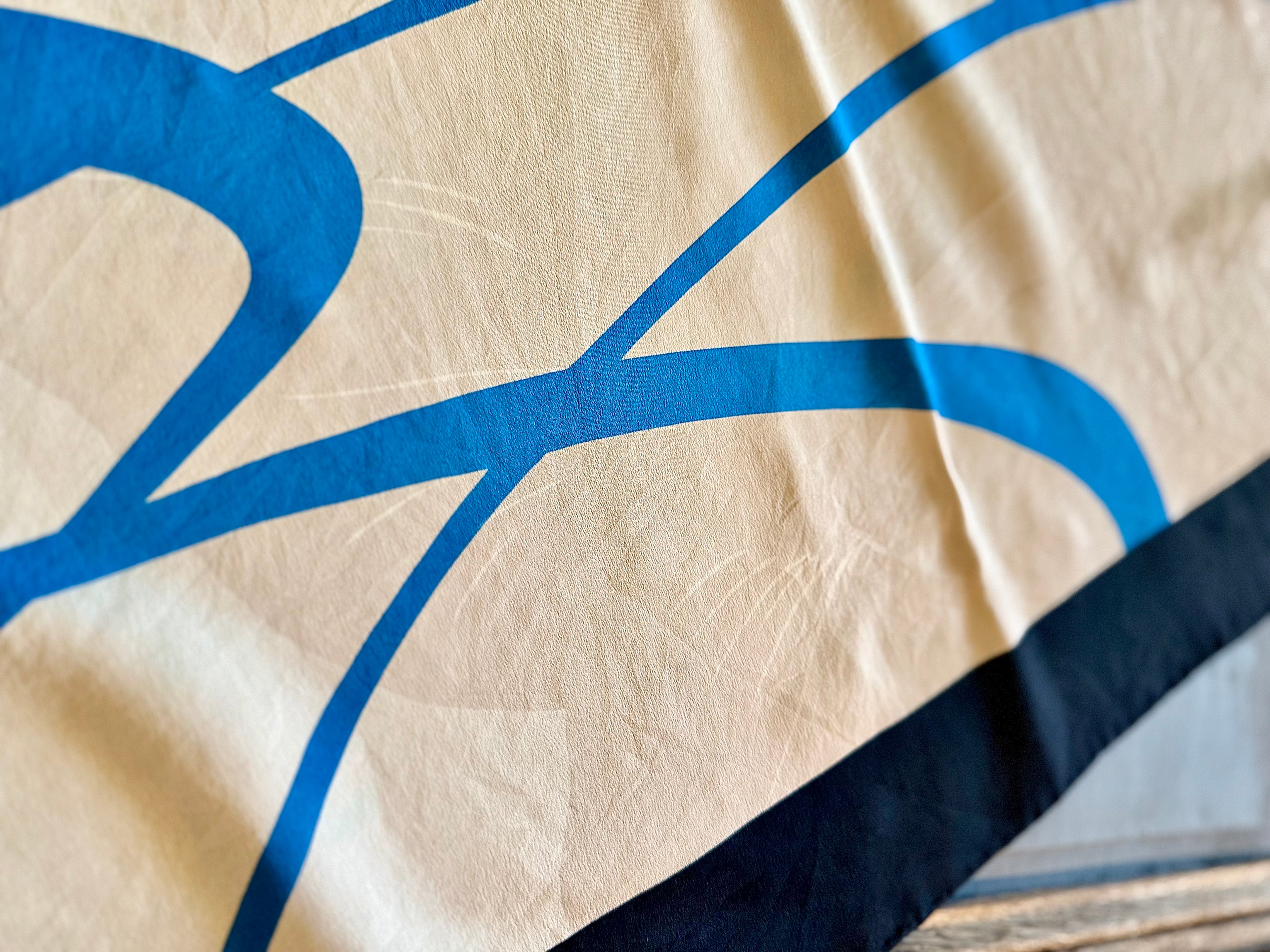 Foulard en soie vintage de Gianfranco Ferre - Le boudoir luxe de Solenn