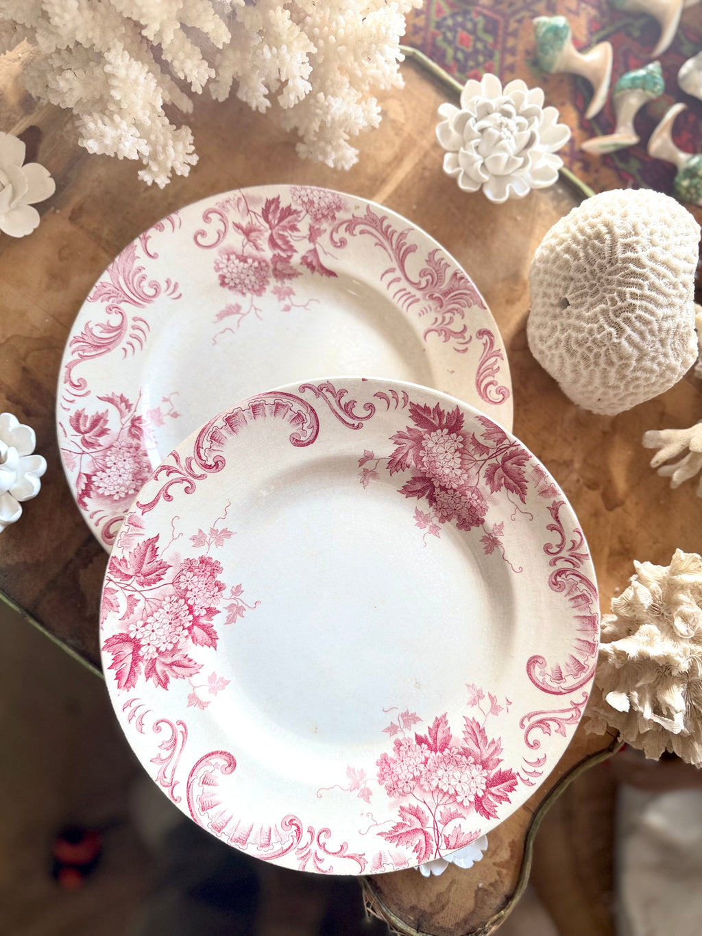 Petites assiettes terre de fer « boule de neige » de Saint Amand - Le boudoir luxe de Solenn
