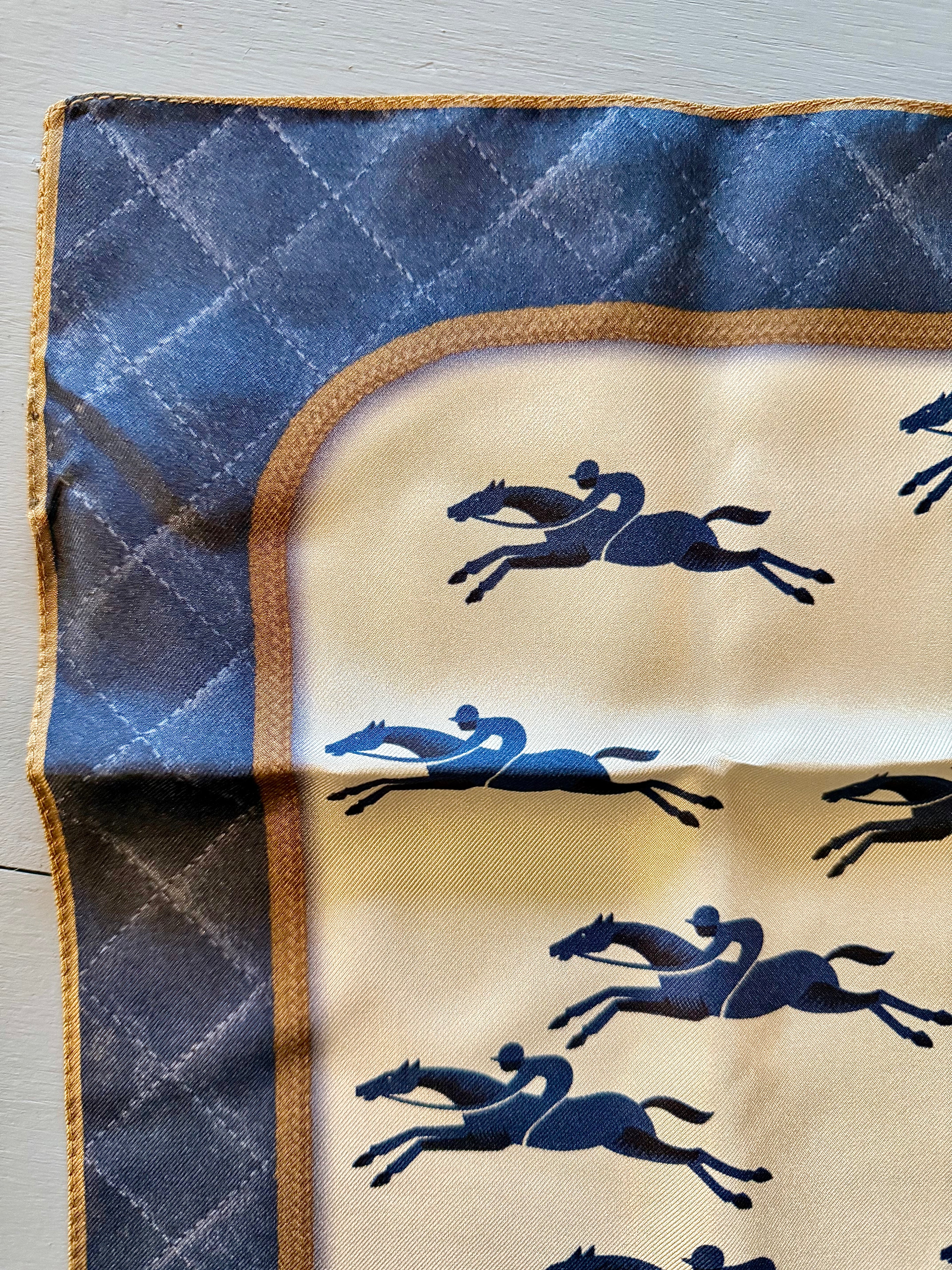 Foulard gavroche Longchamp en soie - Le boudoir luxe de Solenn