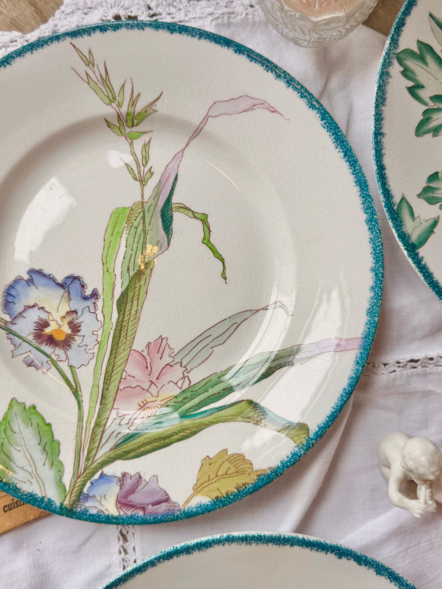 Assiette Sarreguemines pensées « Bouquets » 1880-1890.