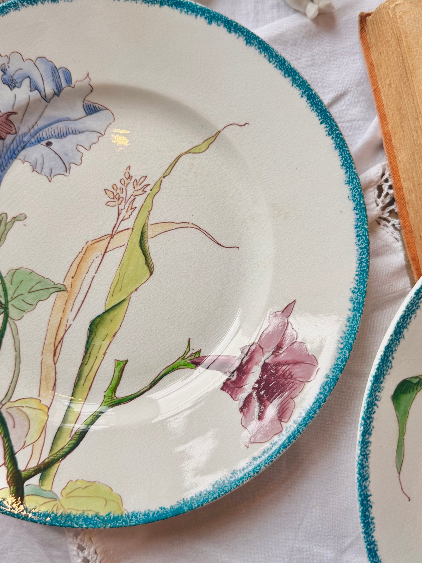 Assiette Sarreguemines trompettes  « Bouquets » 1880-1890.