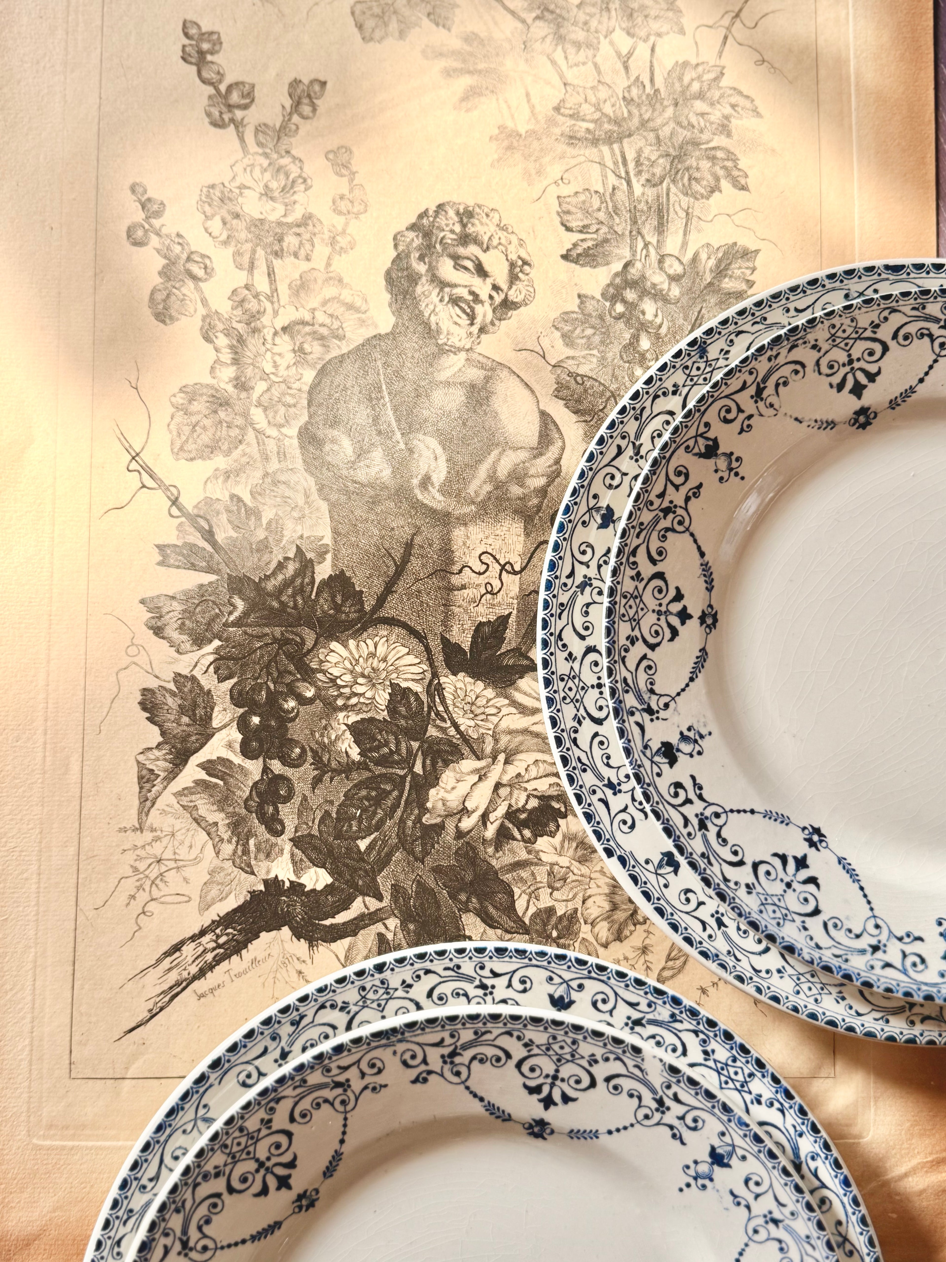 Assiettes plates « Balzac » Choisy le Roi, terre de fer. - Le boudoir luxe de Solenn