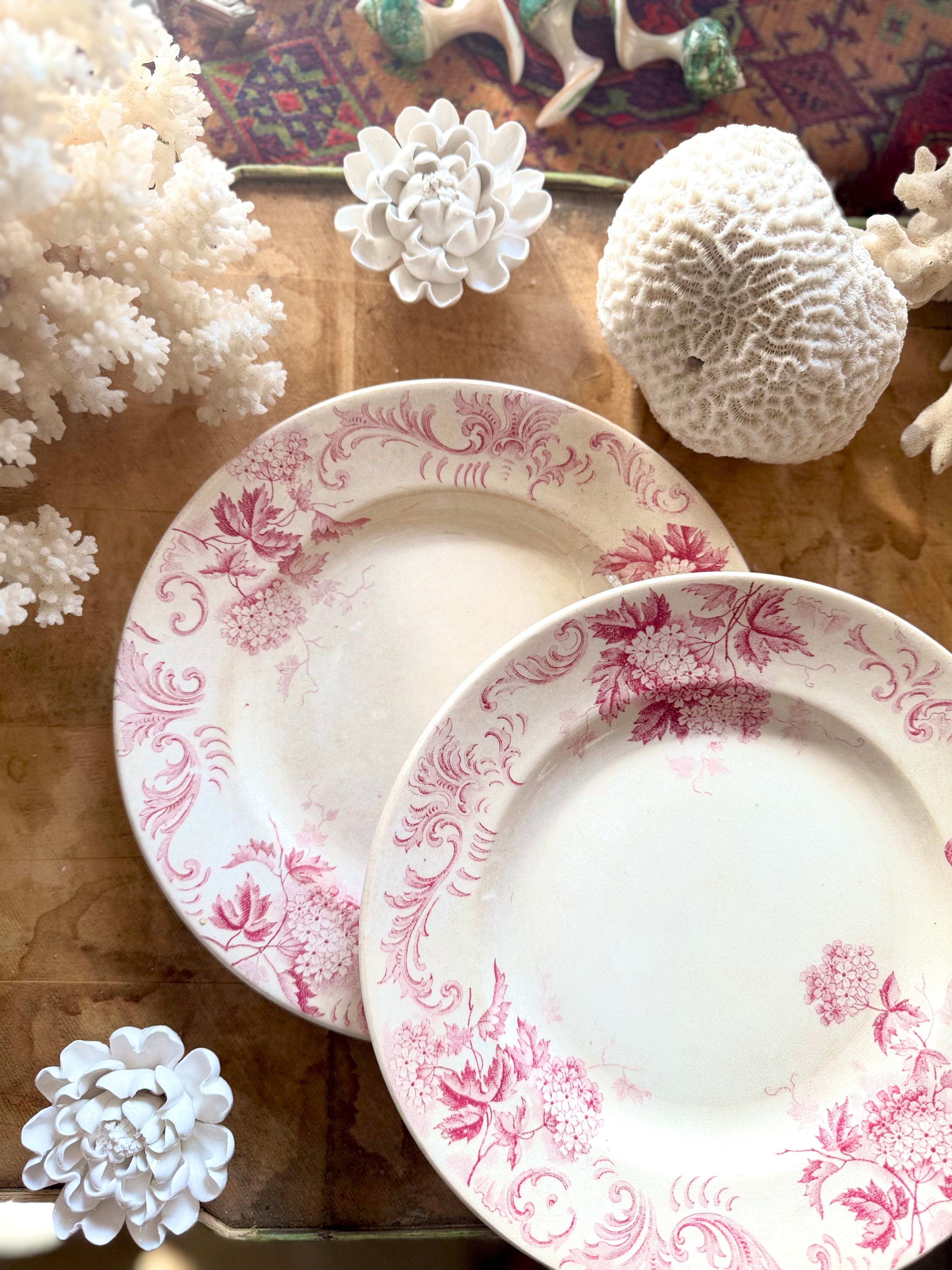 Assiettes plates terre de fer « boule de neige » de Saint Amand - Le boudoir luxe de Solenn