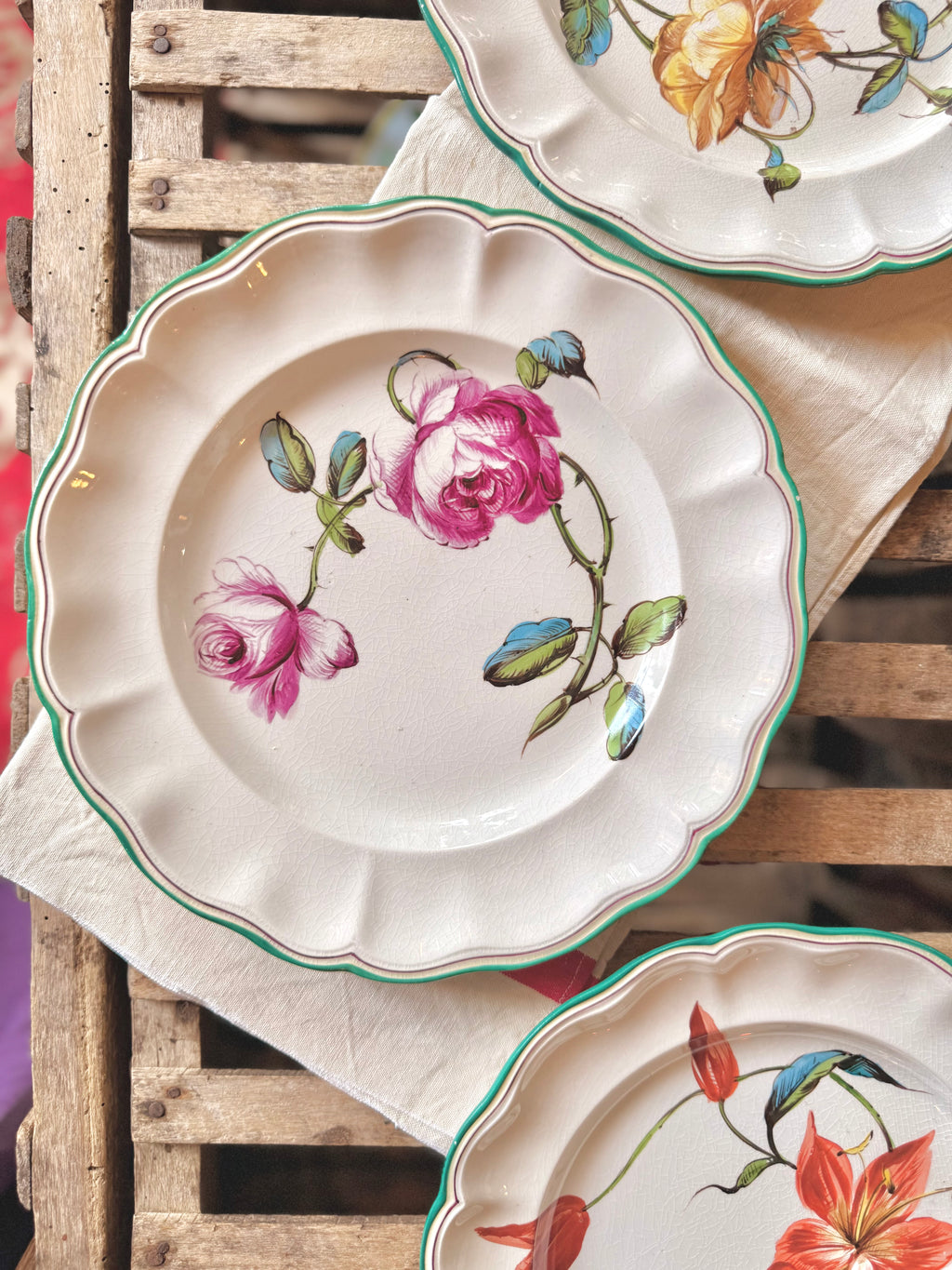 Assiette plate « roses » de Luneville, XIX ème, peinte à la main.