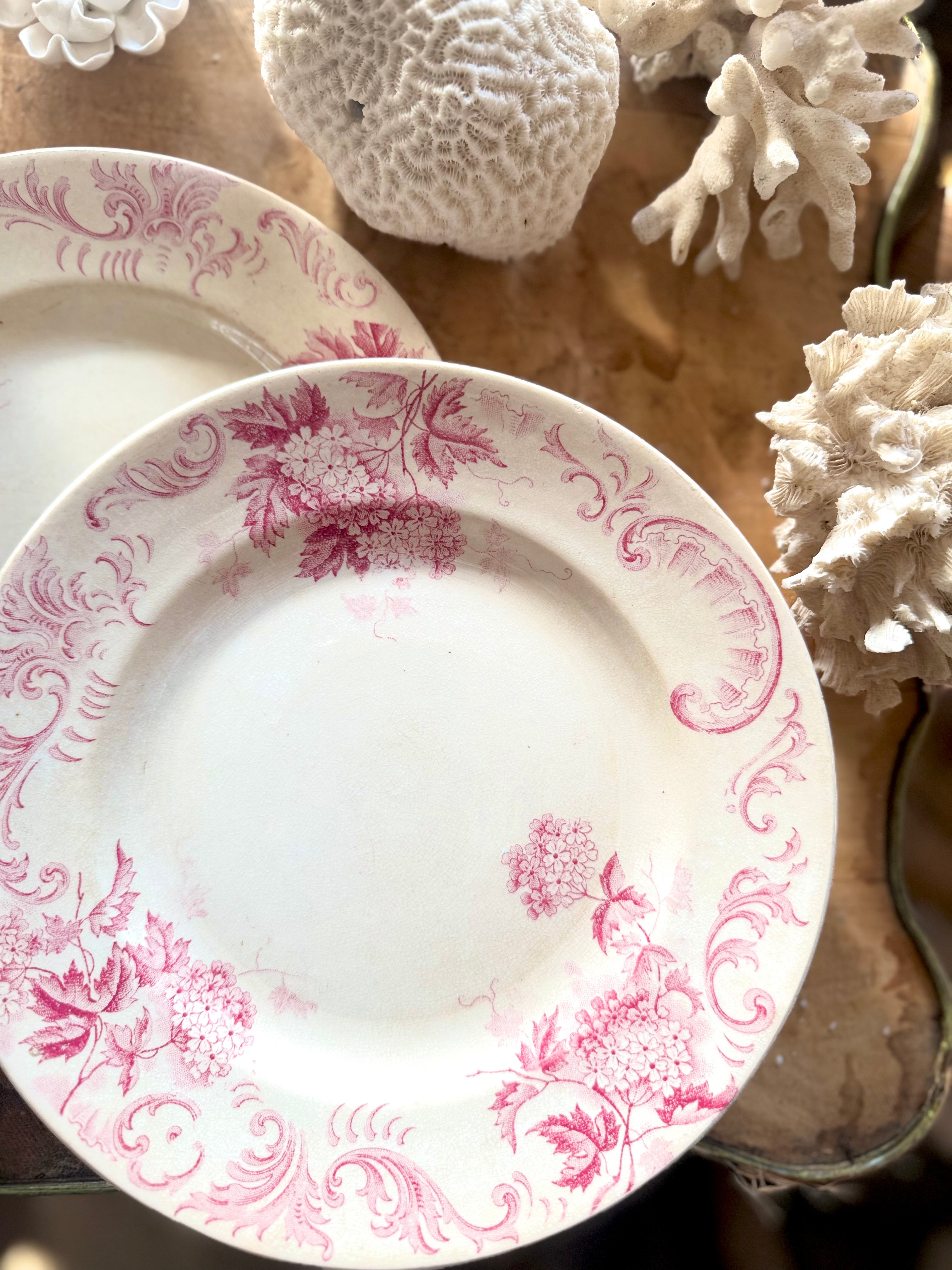 Assiettes plates terre de fer « boule de neige » de Saint Amand - Le boudoir luxe de Solenn