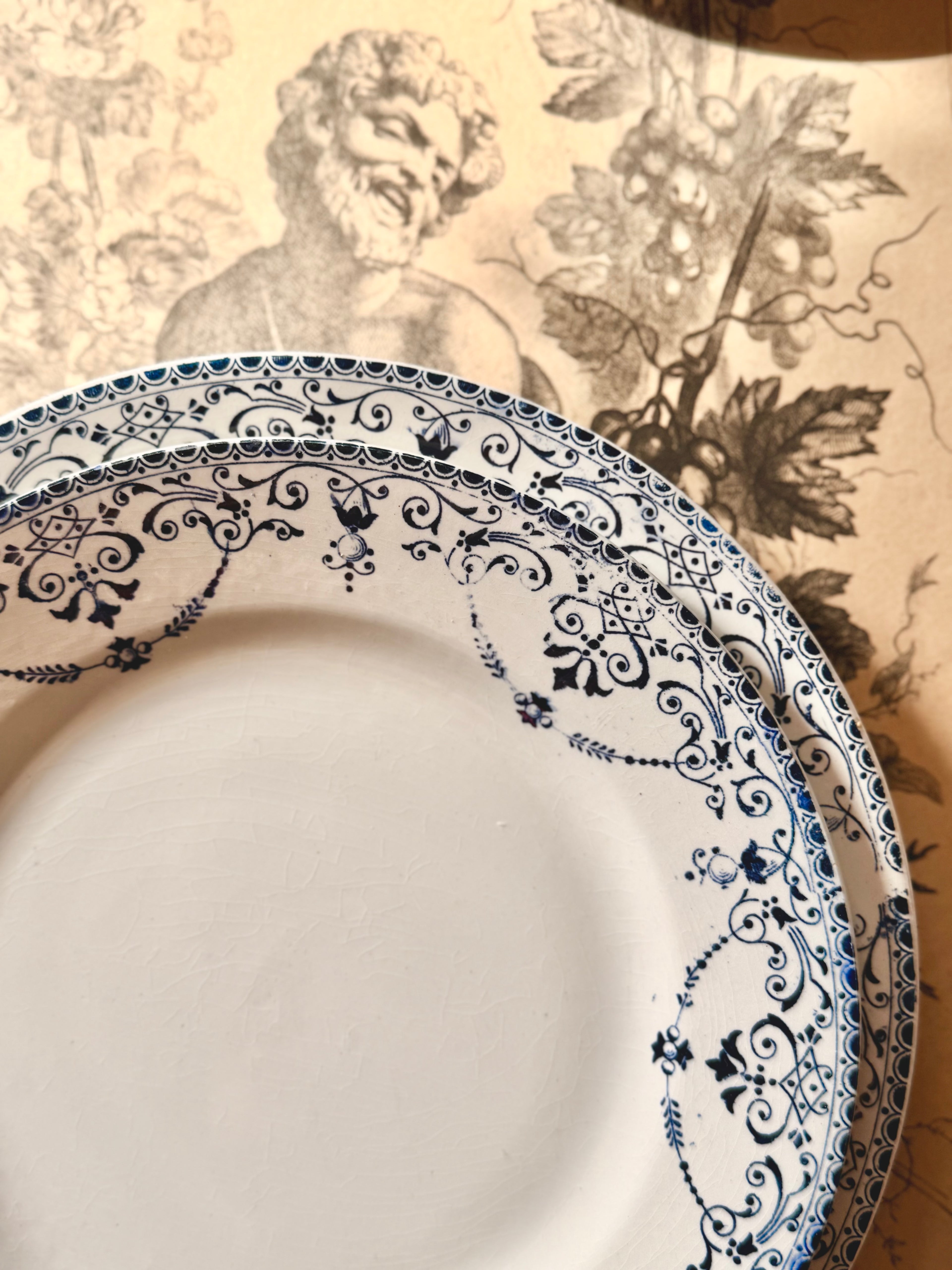 Assiettes plates « Balzac » Choisy le Roi, terre de fer. - Le boudoir luxe de Solenn